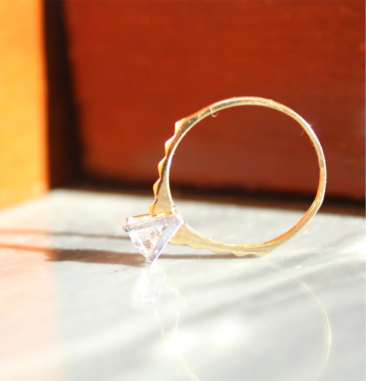 LIRA | Prsteň zo 14K zlata s brúsenou obručou a zirkónom