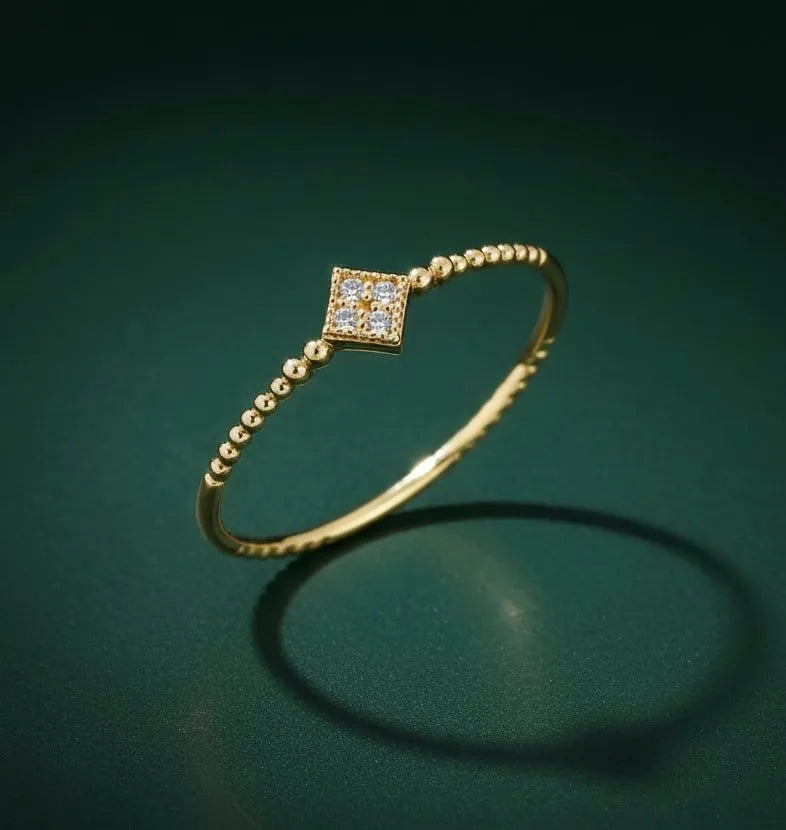 AUREA DOTS | Jemný zlatý prsteň so zirkónmi Štúdiová fotka