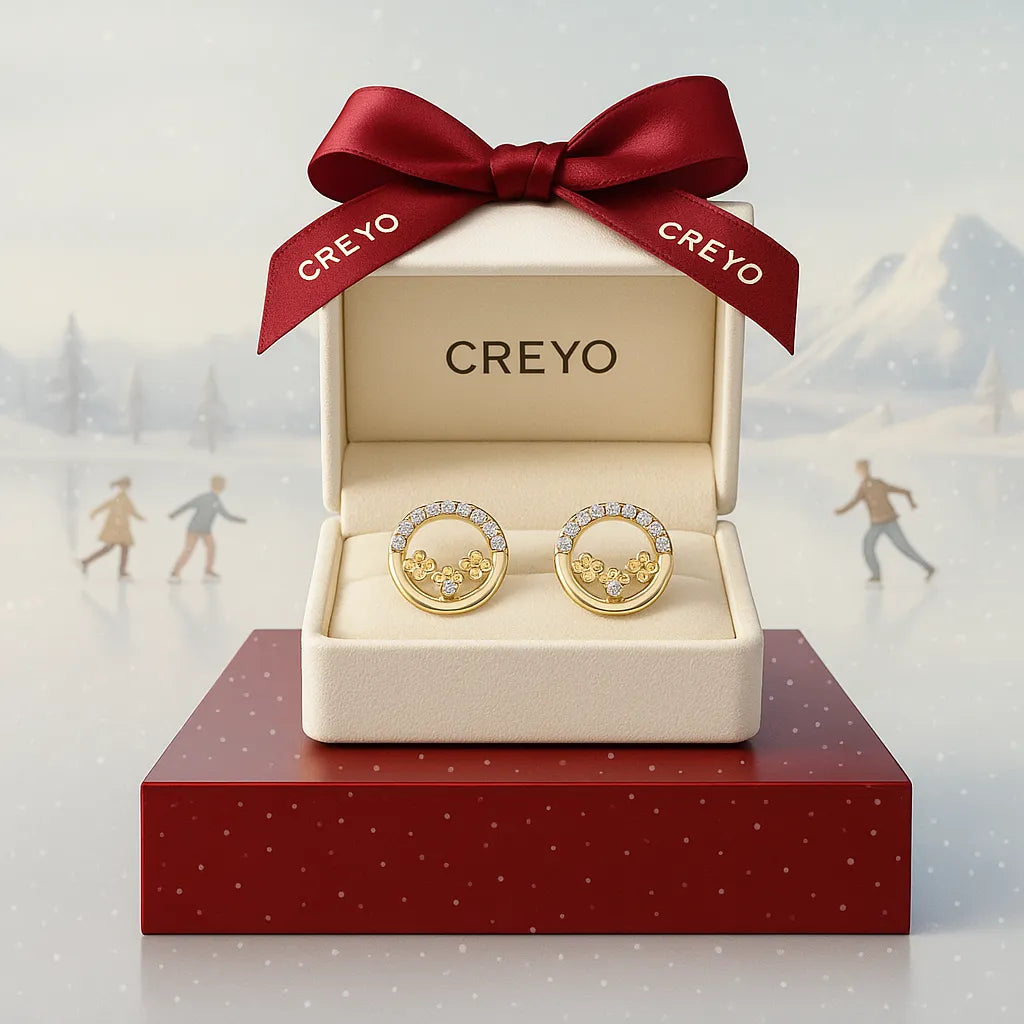 Zlaté napichovacie náušnice CREYO BLOOM s kvetinovým motívom a zirkónmi. Obrazok zachytáva 14K žlté zlato, jemnú váhu a elegantný tvar náušníc.