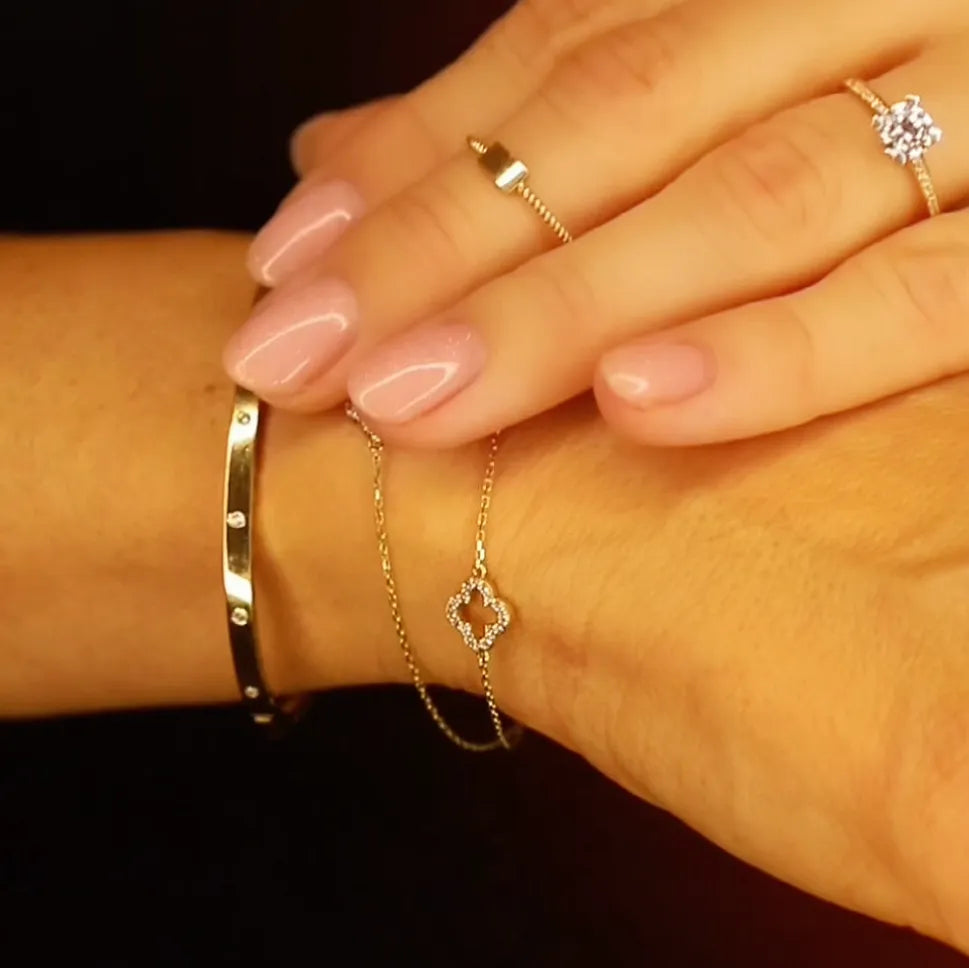 STRUCTURA | Luxusný bangle náramok zo zlata s diamantovým efektom detail