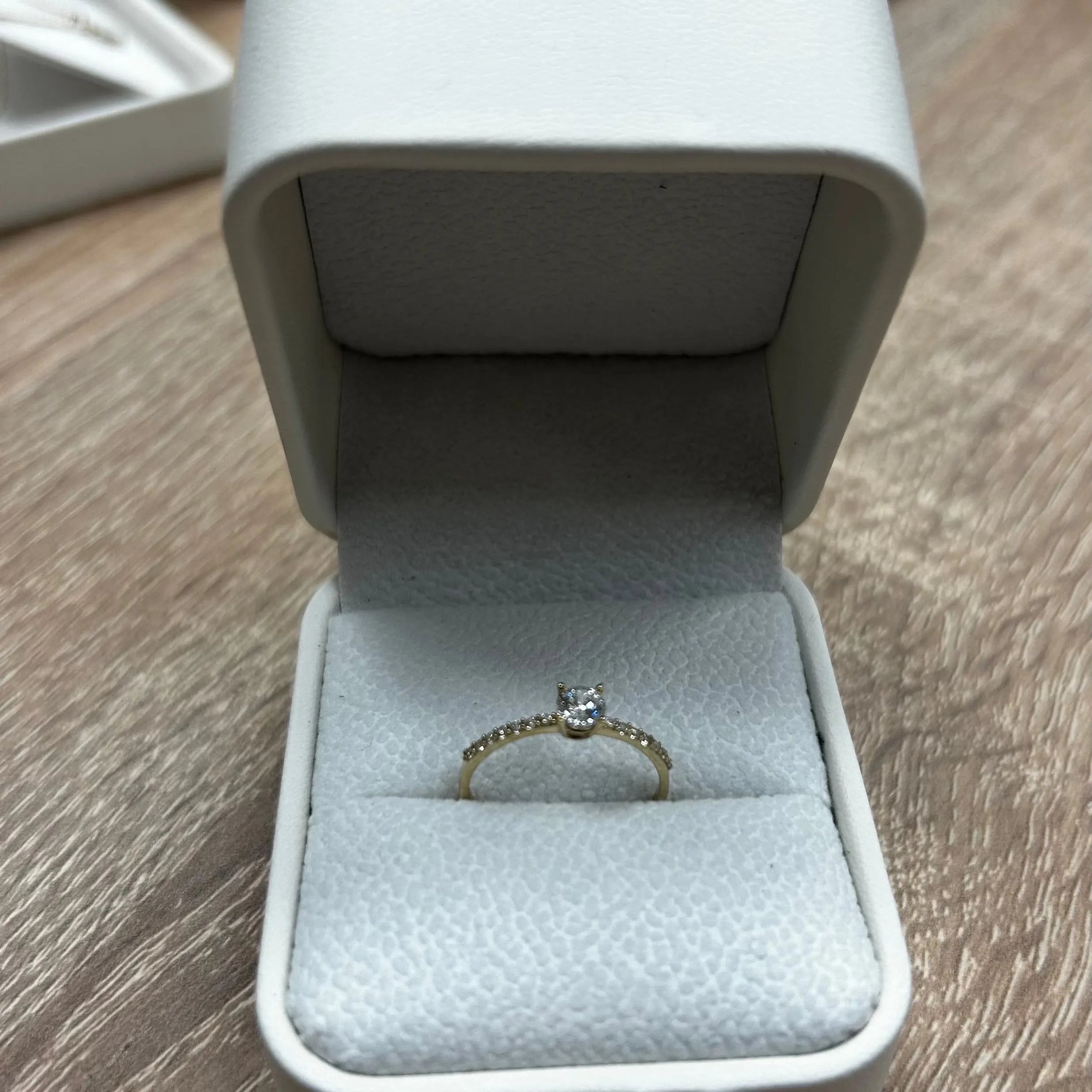 Zlatý prsteň STELLA 14k s centrálnym zirkónom a bočnými kamienkami