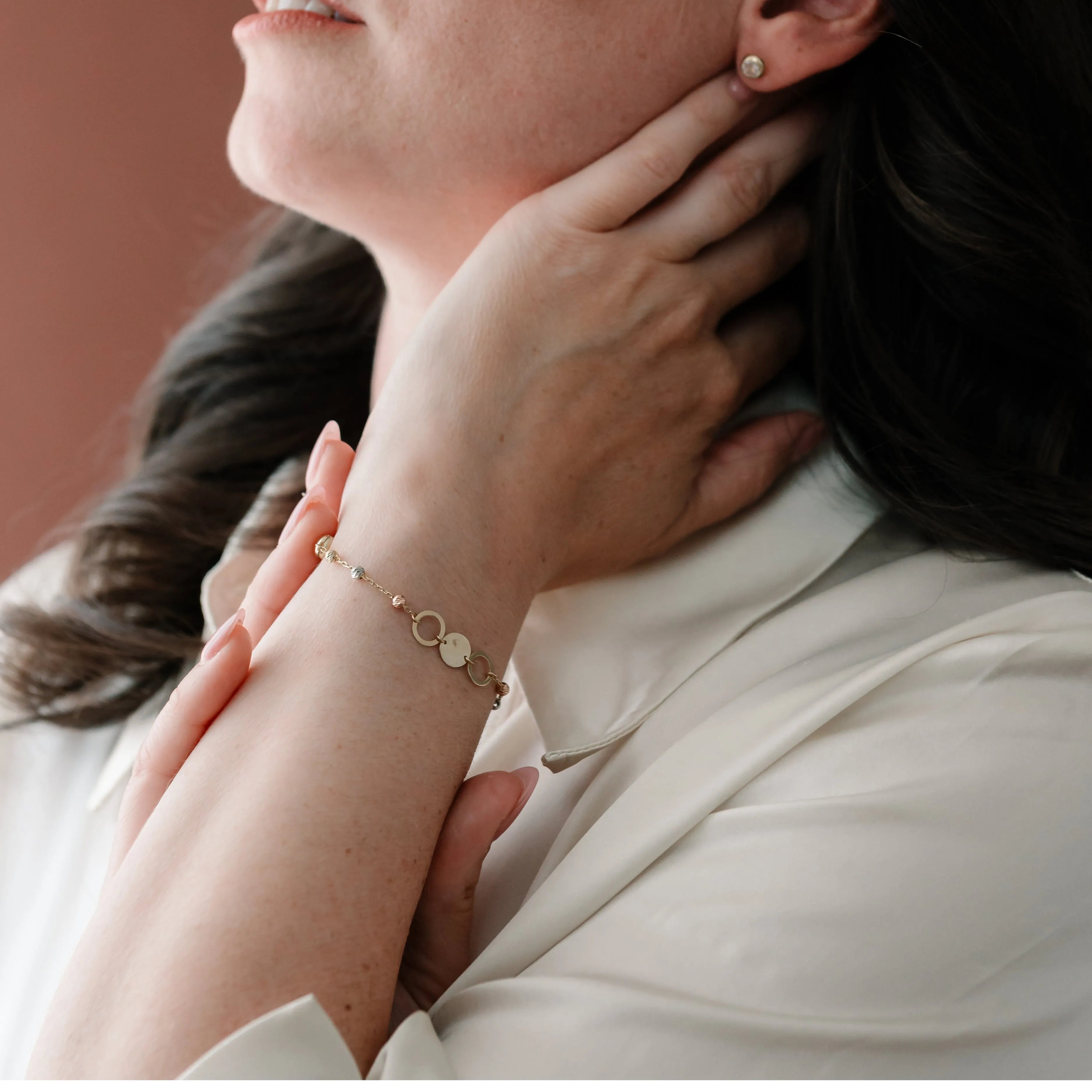 Dámsky zlatý náramok Aurelia s kruhovými detailmi na ruke