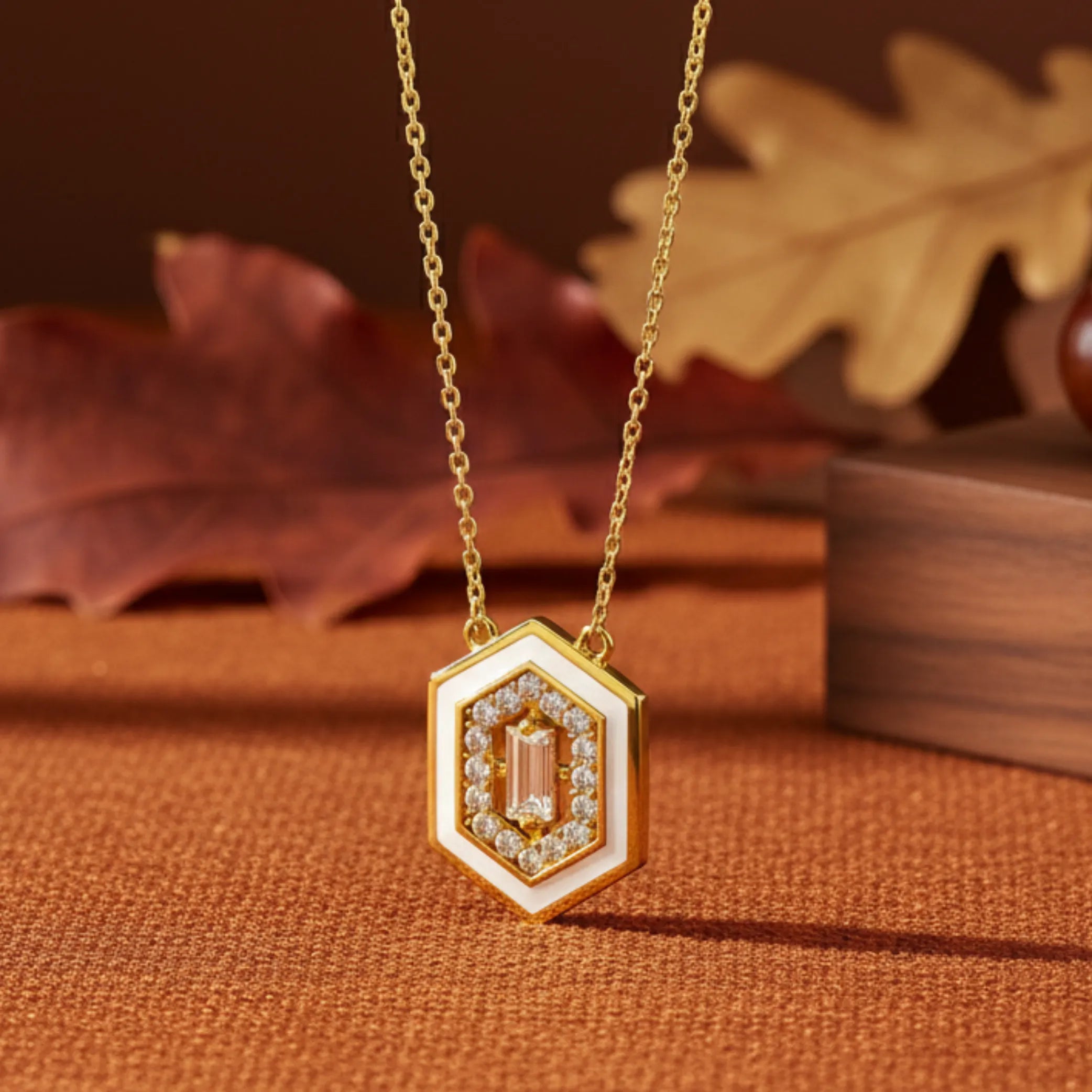 Geometric – architektonický 14K zlatý náhrdelník so šesťuholníkovým príveskom a trblietavými zirkónmi, odvážny a sofistikovaný dizajn