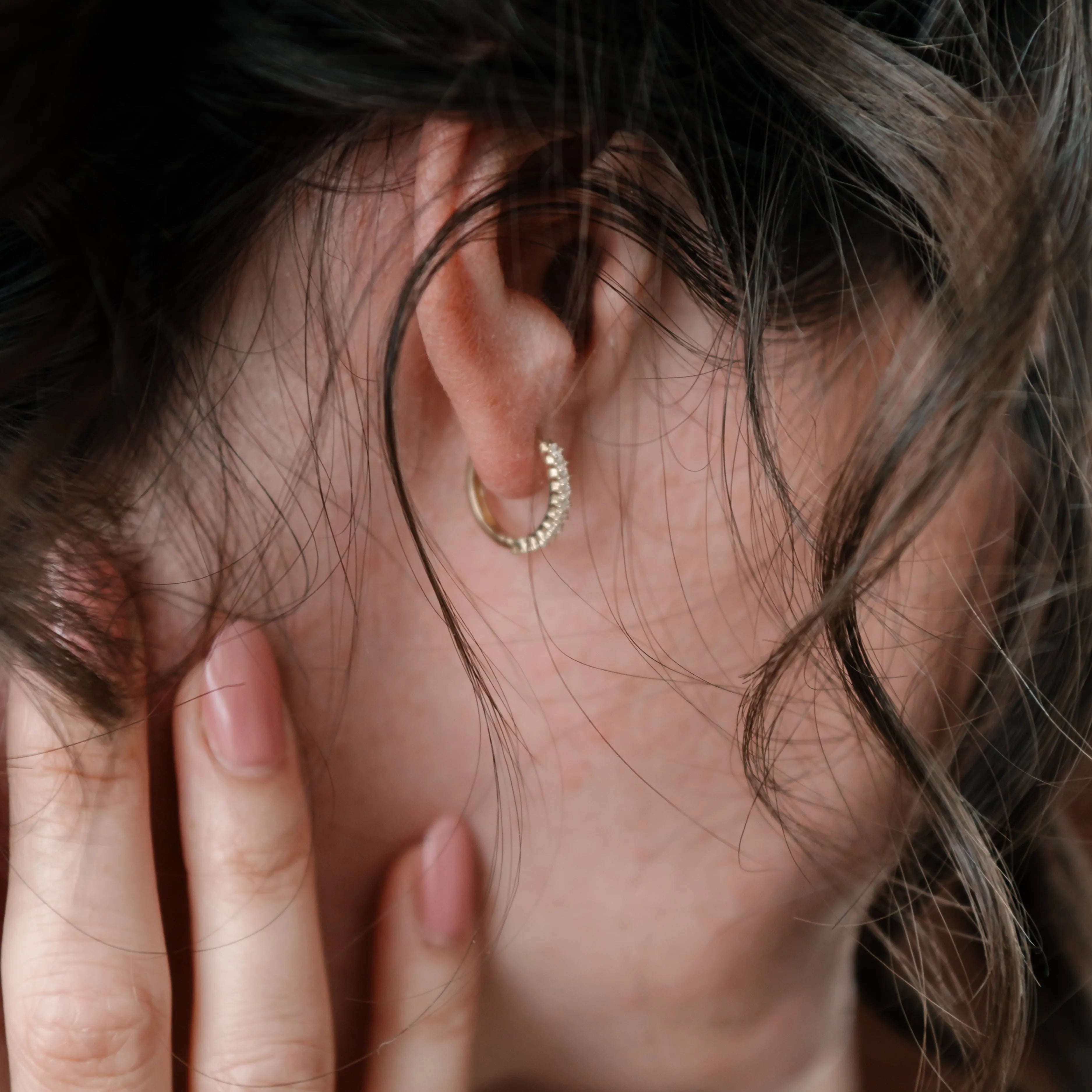 Náušnice CREYO LINEA na uchu – jemný elegantný šperk zo žltého zlata