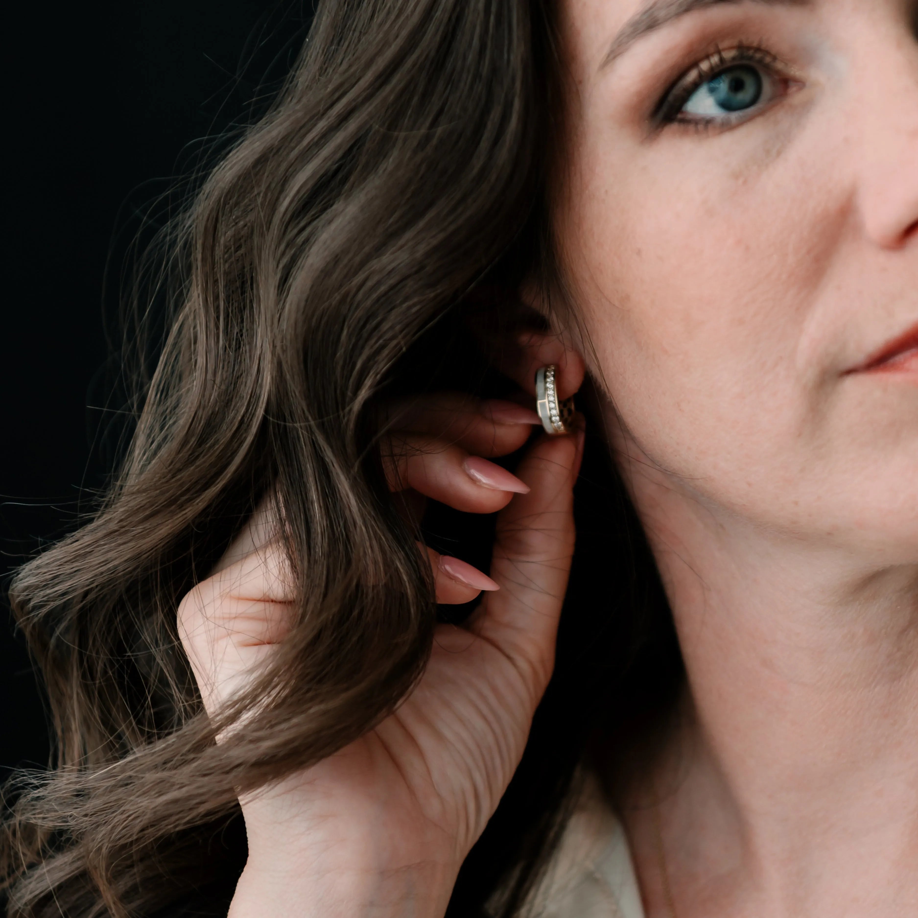 Detail zlatých náušníc s bielym pásikom a kamienkami – CREYO Élégance GEOMETRIC