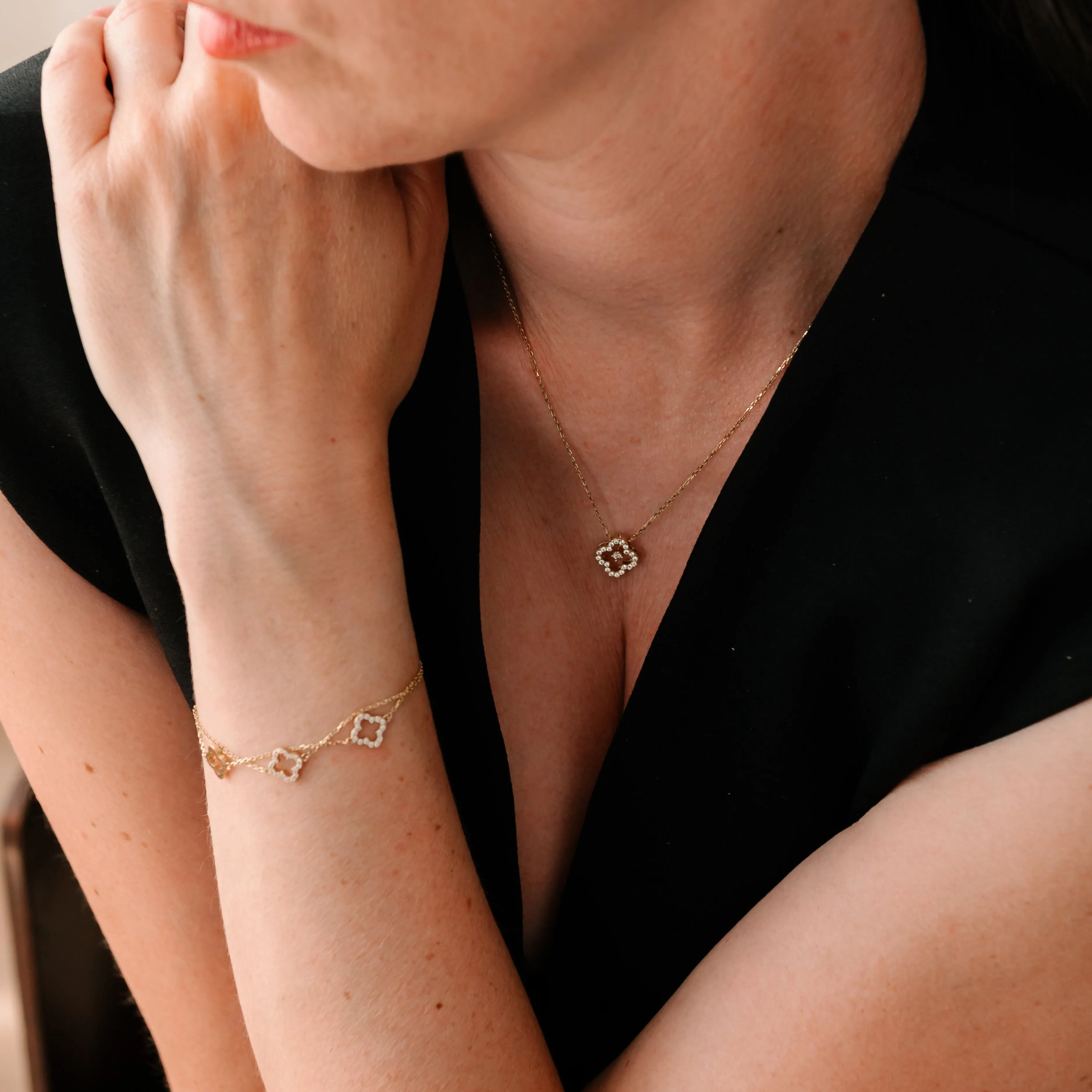 Elegantná žena s náramkom CREYO FLORÉ – štýlový doplnok so zirkónmi