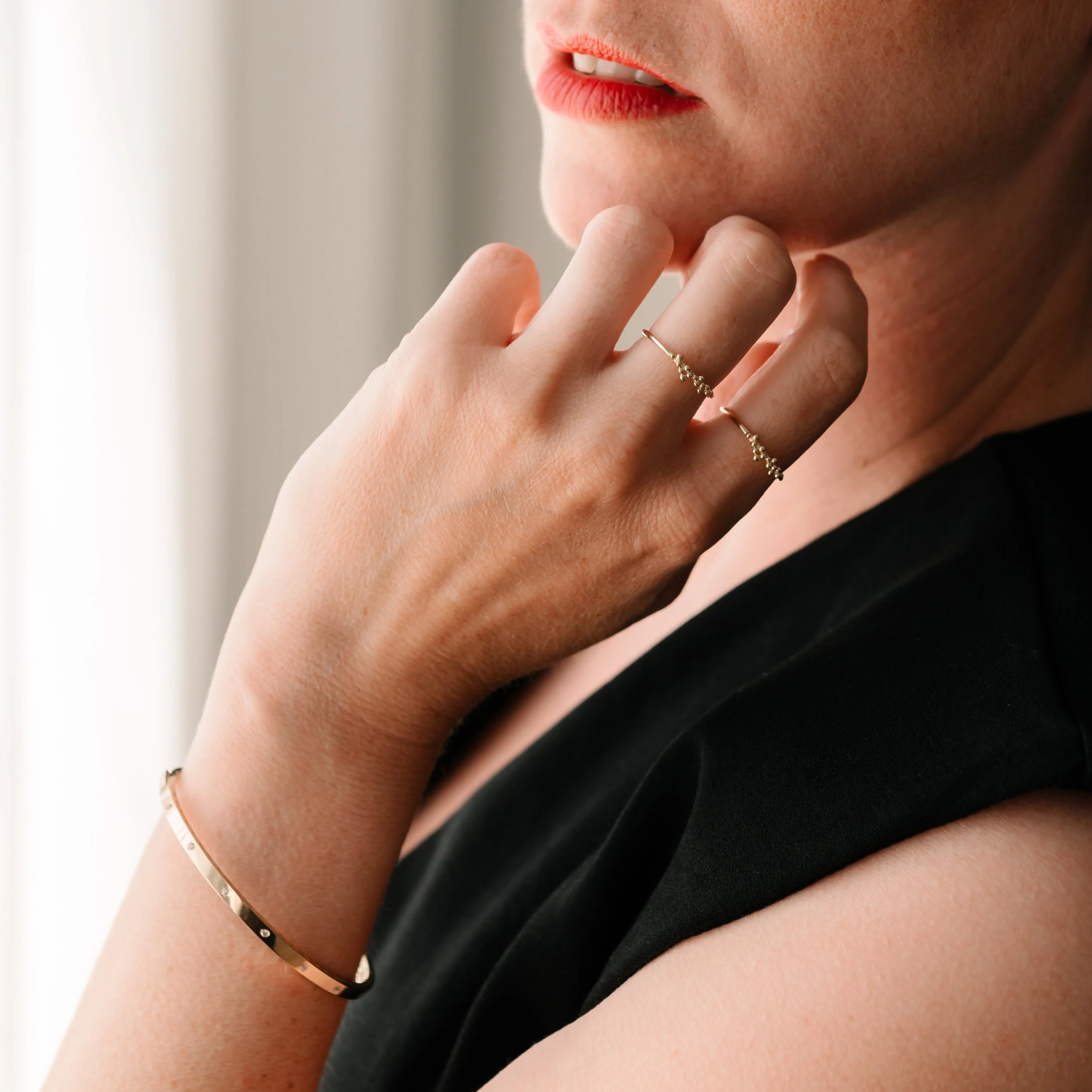 Minimalistický zlatý náramok s jemnými zirkónmi – kolekcia CREYO STRUCTURA