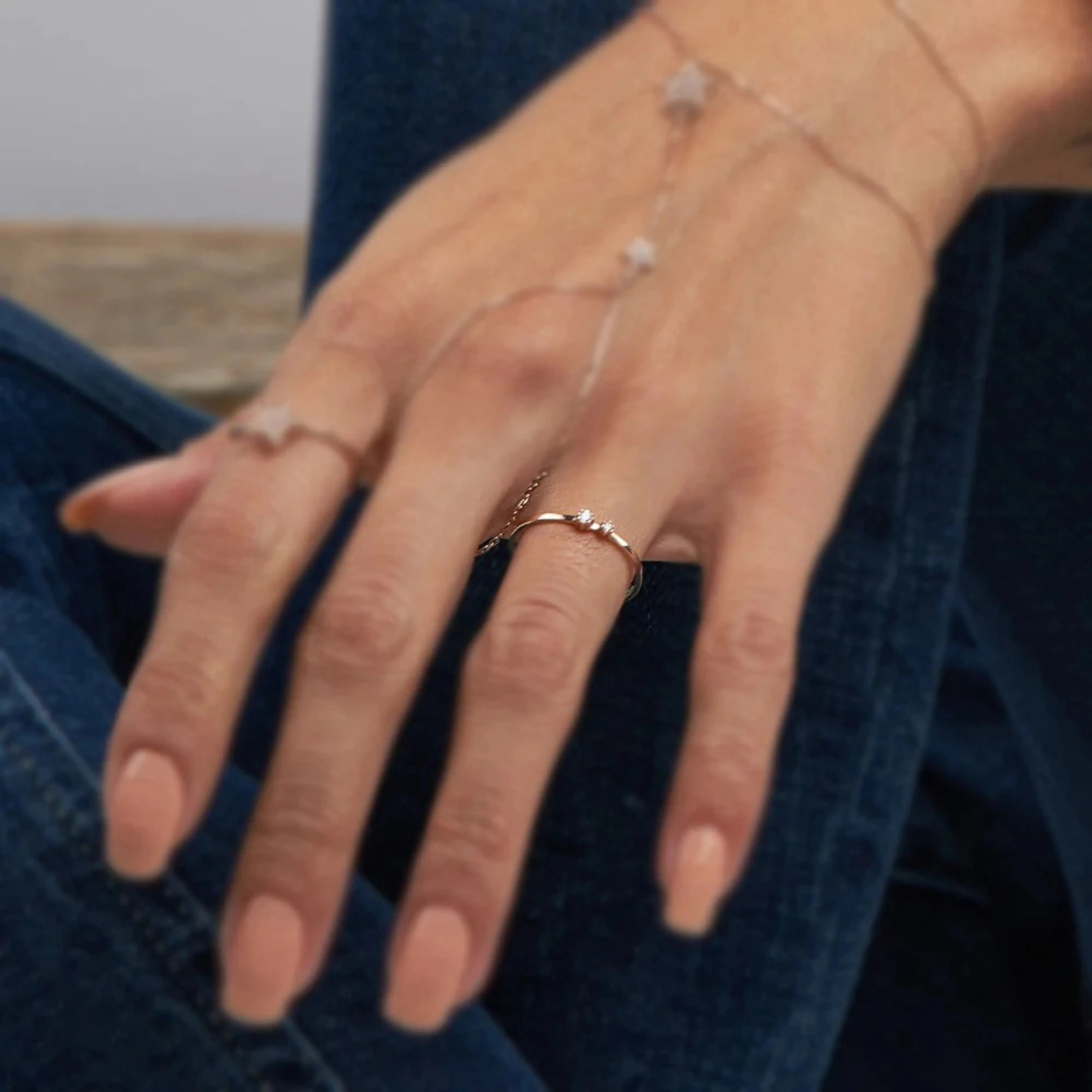 Detail ruky s jemným 14K zlatým prsteňom a dvoma zirkónmi – kolekcia CREYO POETICA.