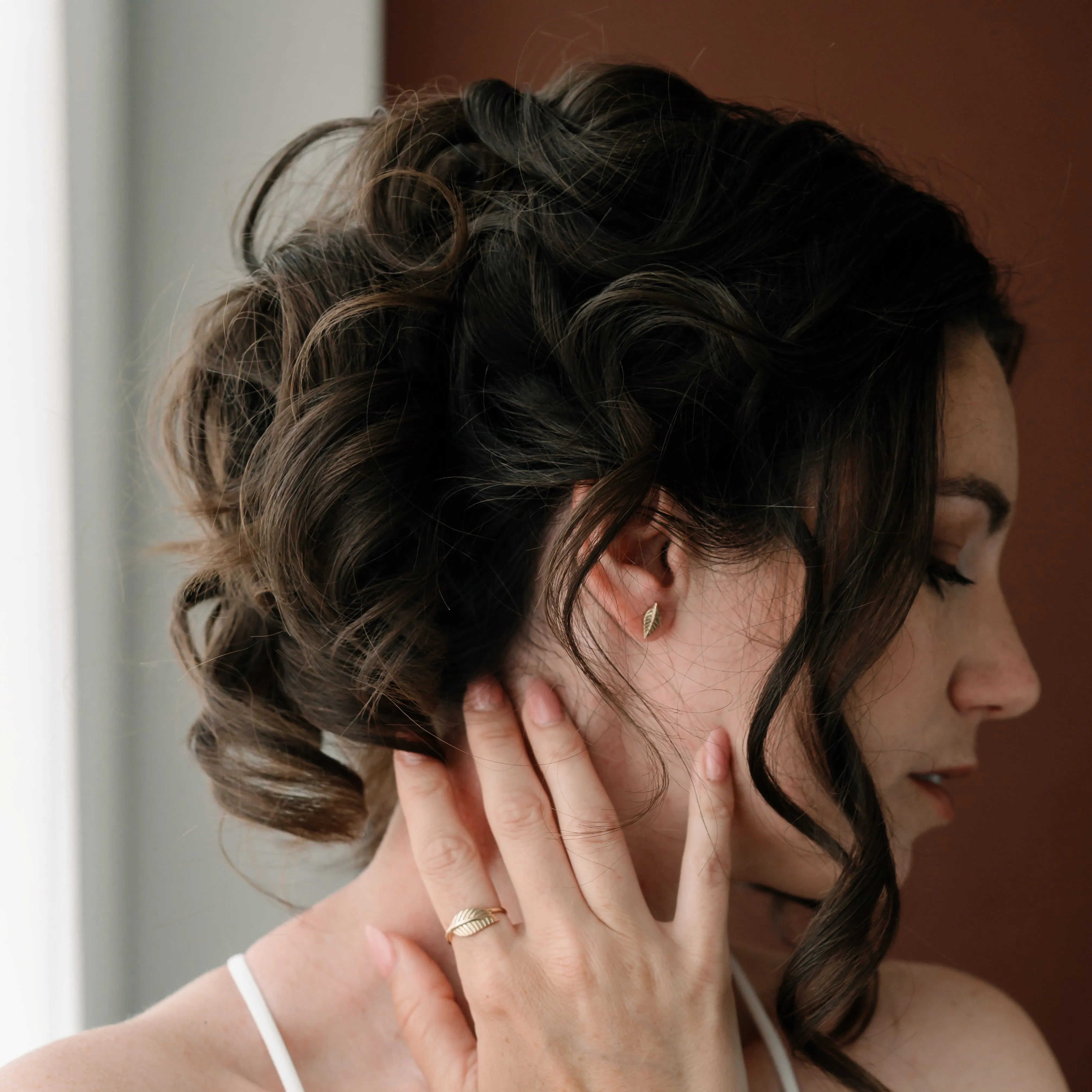 Elegantná žena s náušnicami, prsteňom a príveskom z kolekcie CREYO FOLIA