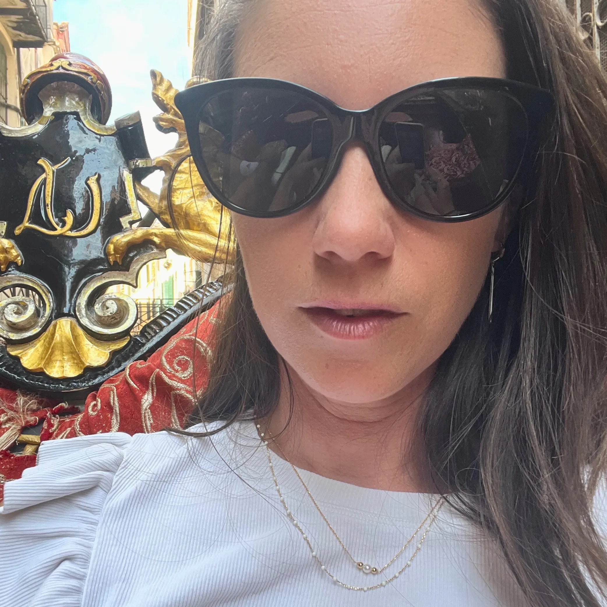 Náhrdelník zo žltého zlata s perlou a guľôčkami – detailný pohľad - live style