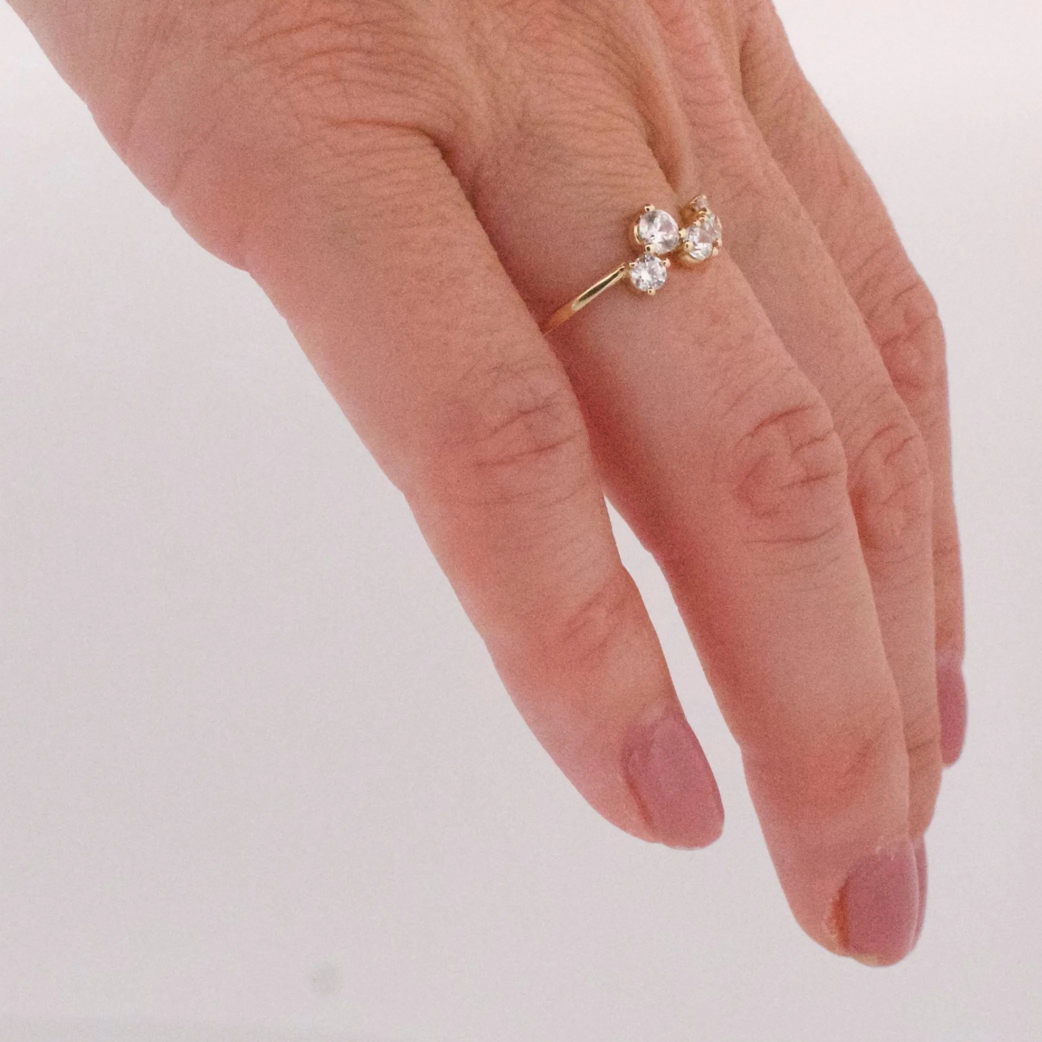 Prsteň DIVINA zo 14K zlata na ruke – elegantný detail-2