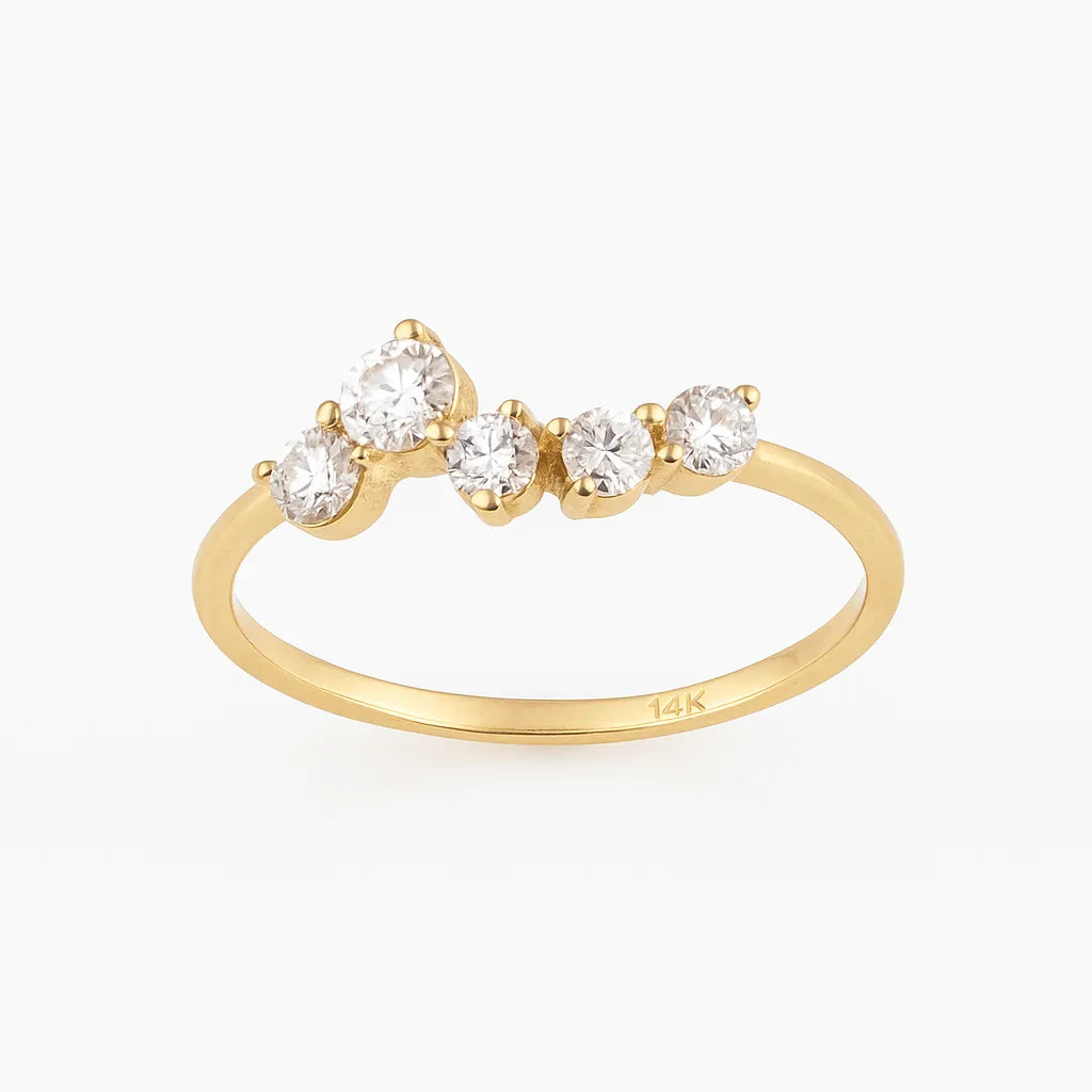 Zlatý prsteň DIVINA s piatimi čírymi zirkónmi – produktová fotografia