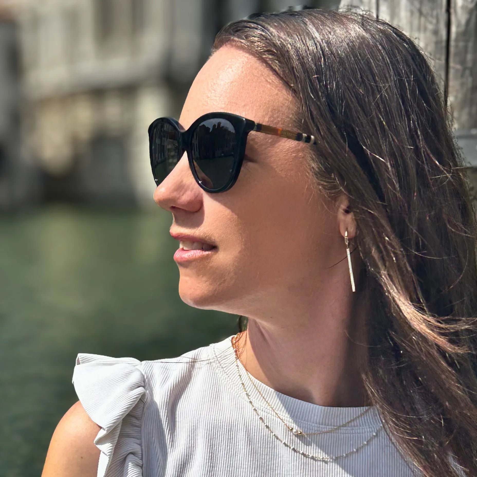 ARIA | Zlaté visiace náušnice s bielym detailom - livestyle foto 