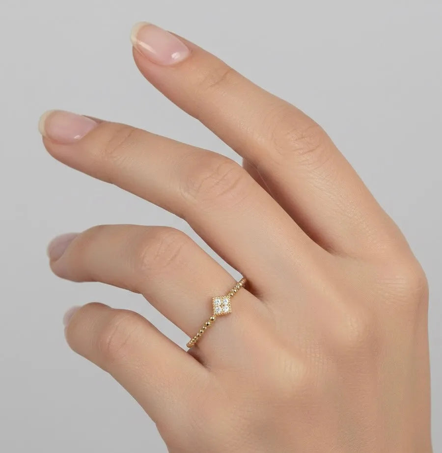 Prsteň AUREA DOTS je stelesnením jemnosti, detailu a nadčasovej elegancie.
Vyrobený zo 14-karátového žltého zlata (585/1000), kombinuje ultraľahkú zlatú obrúčku