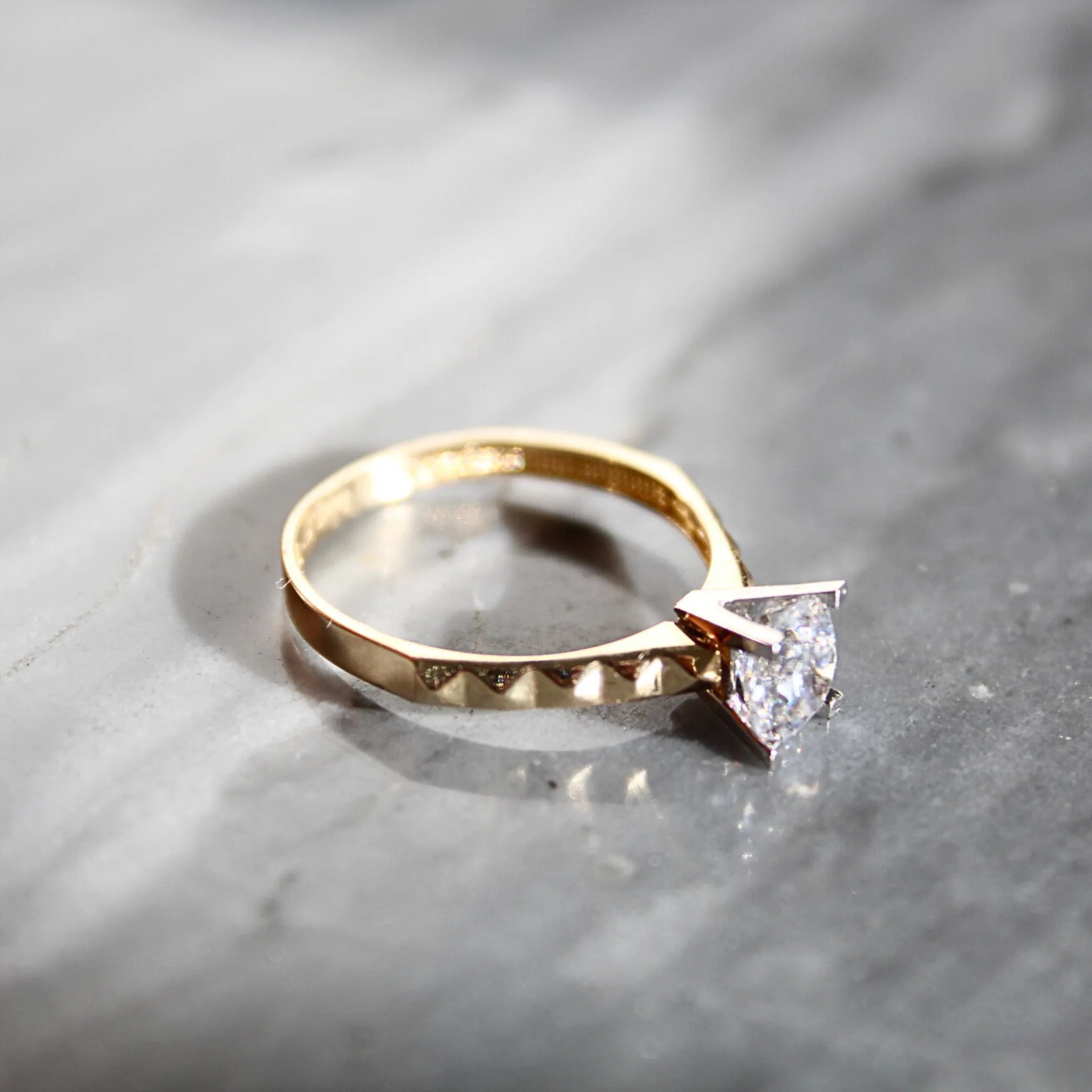 LIRA | Prsteň zo 14K zlata s brúsenou obručou a zirkónom detail