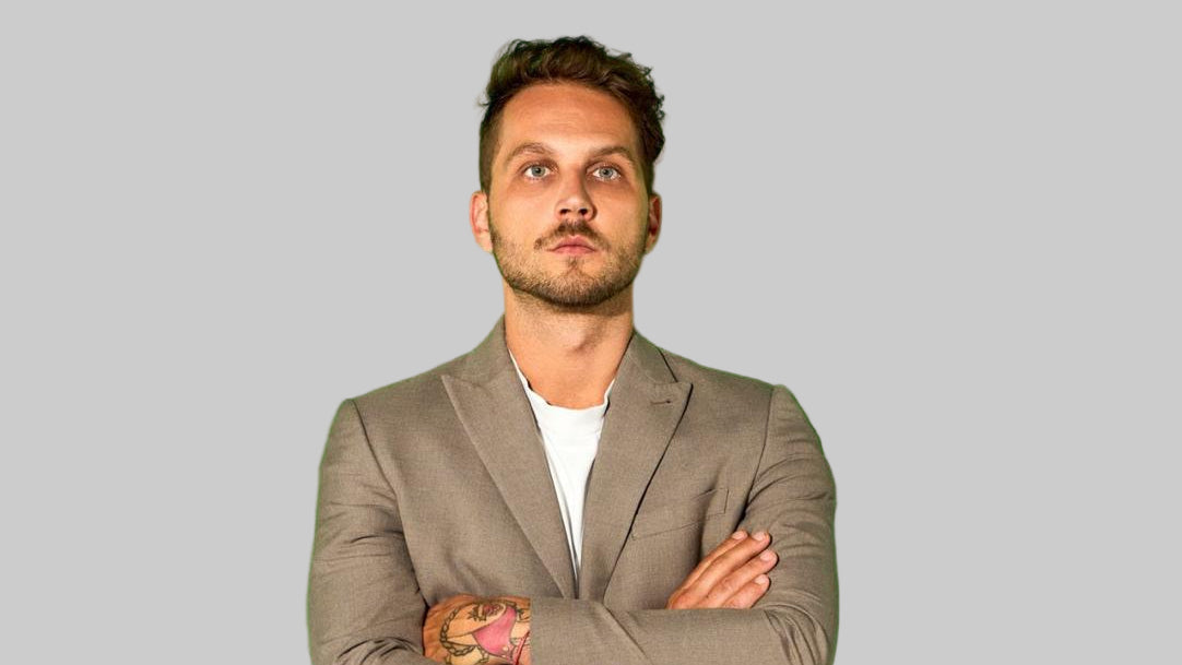 patrik panko s double biceps póze