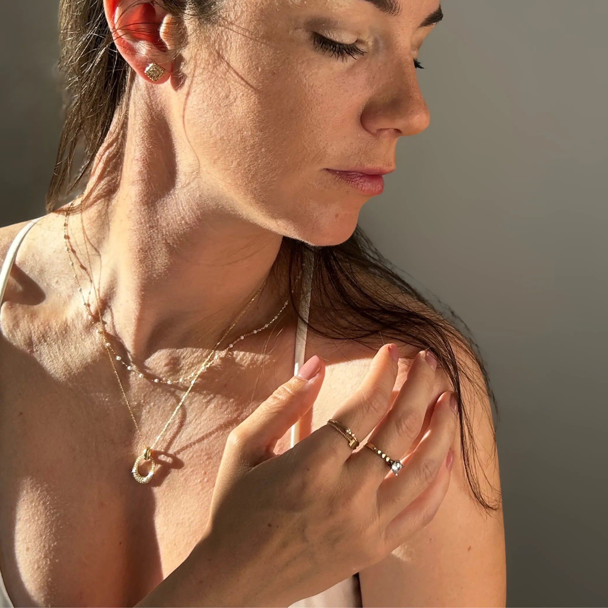 Luxusný oválny prívesok so žiarivými zirkónmi na zlatej retiazke – kolekcia CREYO