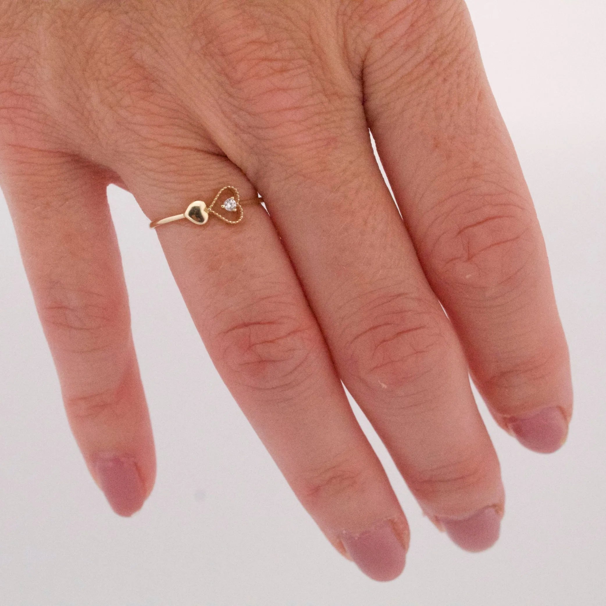 Detail prsteňa AMOUR FINESSE s otvoreným srdcom a čírym zirkónom