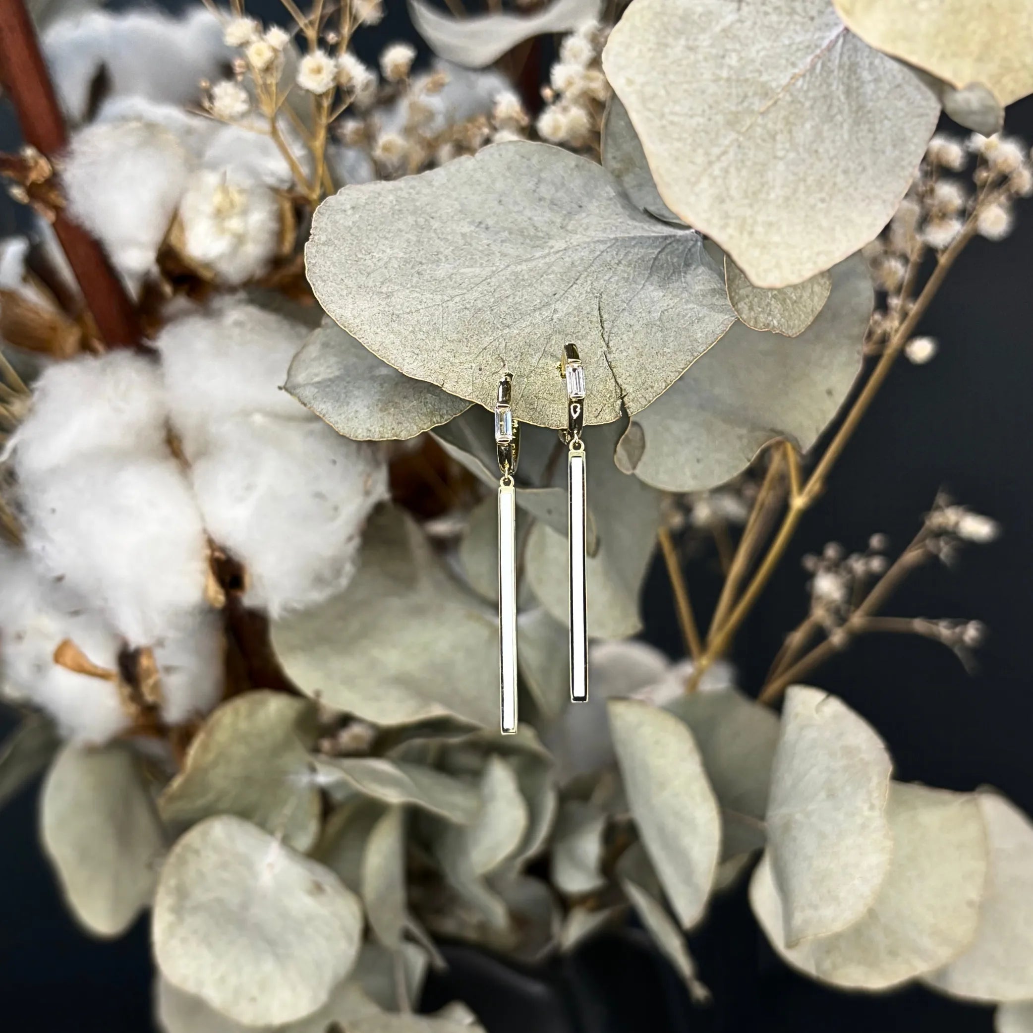 Moderné zlaté náušnice ARIA s čistými líniami a jemným kontrastom kvet