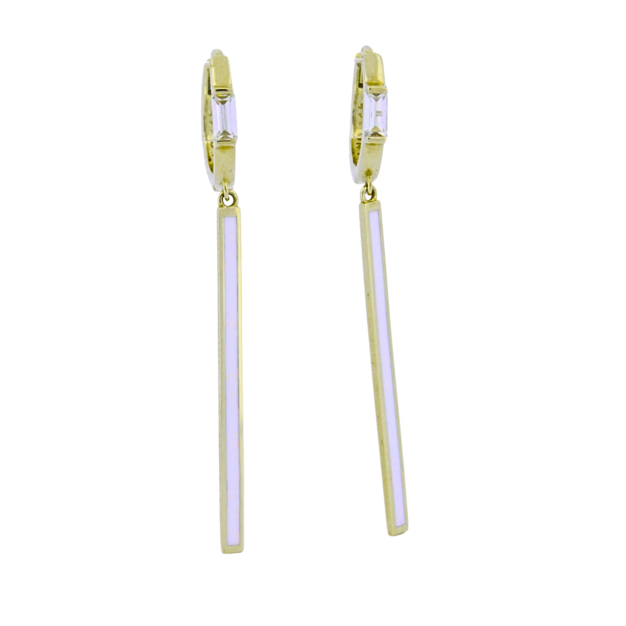 Minimalistické visiace náušnice z 14k žltého zlata s bielym akcentom – kolekcia ARIA