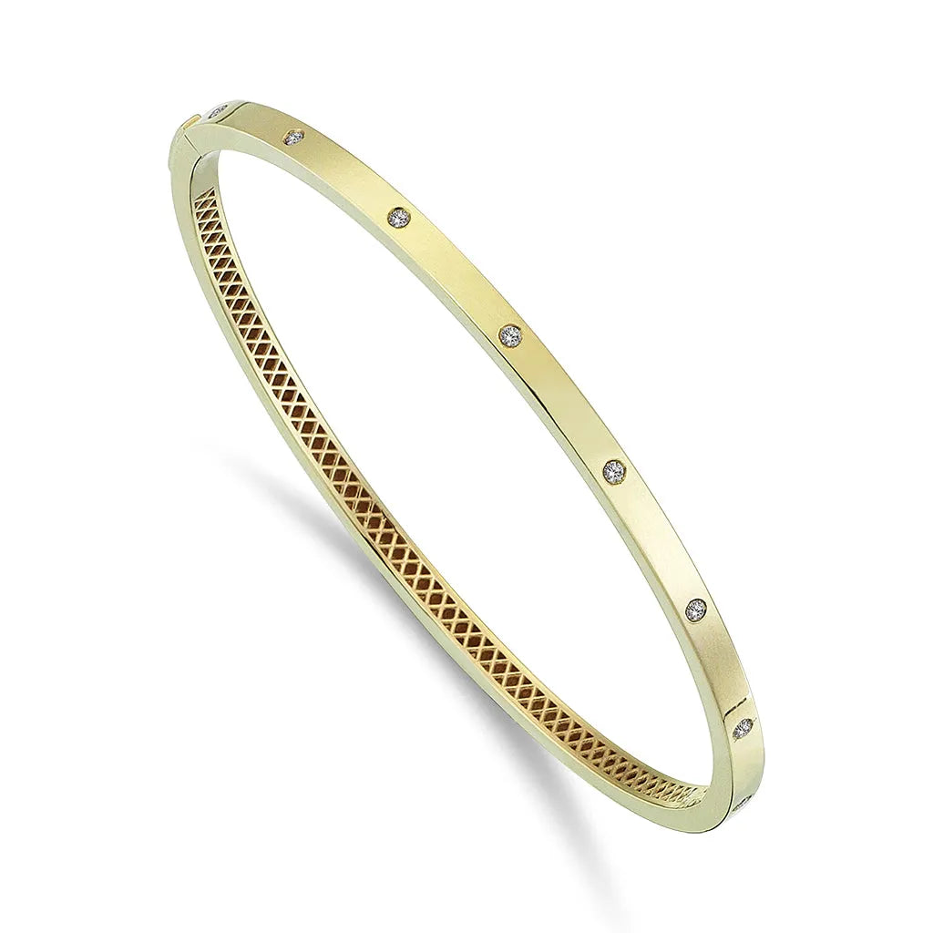 Pevný zlatý bangle náramok s geometrickým vnútrom a zirkónmi – CREYO STRUCTURA