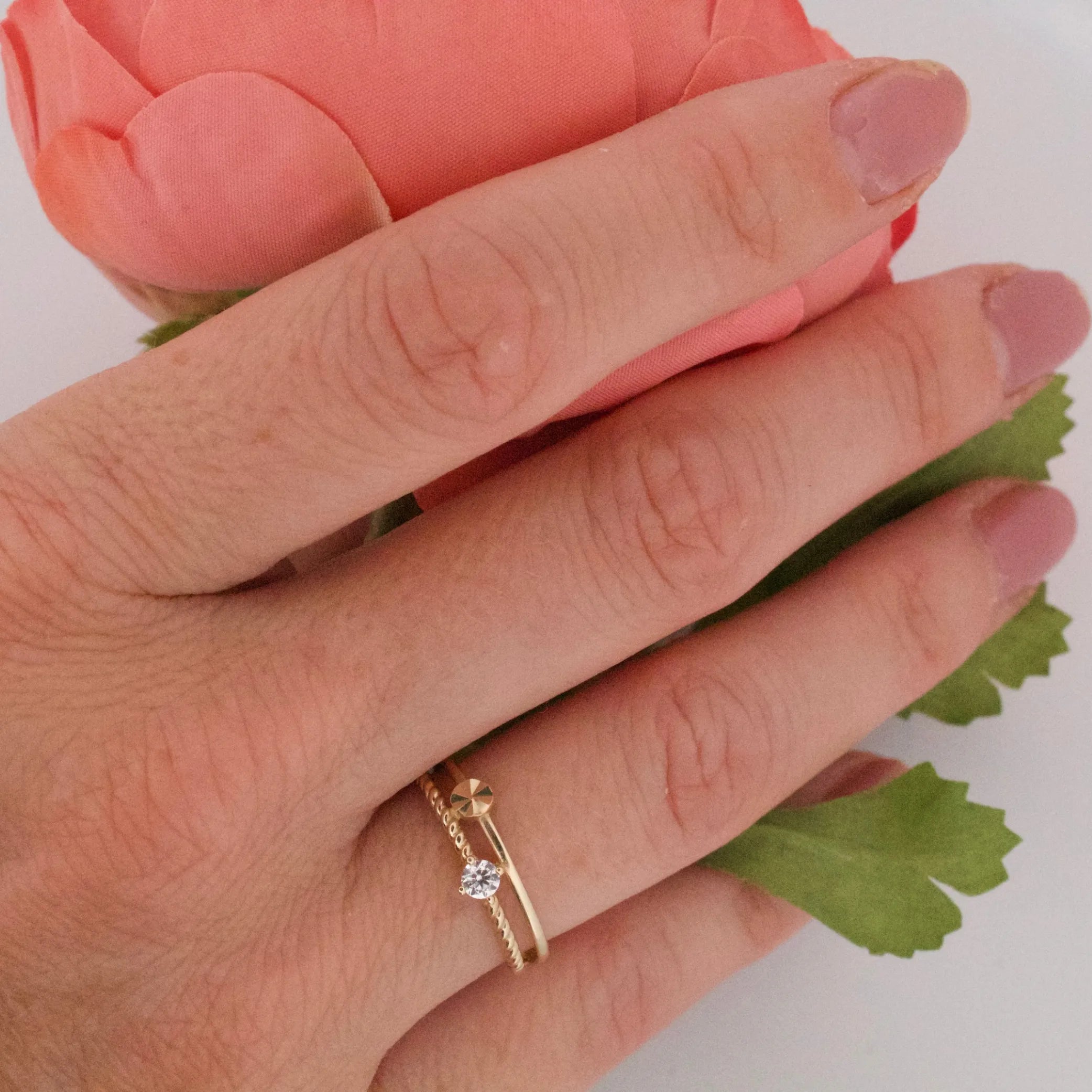 Elegantný dámsky prsteň CREYO LUXA z kolekcie CREYO so zirkónom a gravírovaným detailom-2