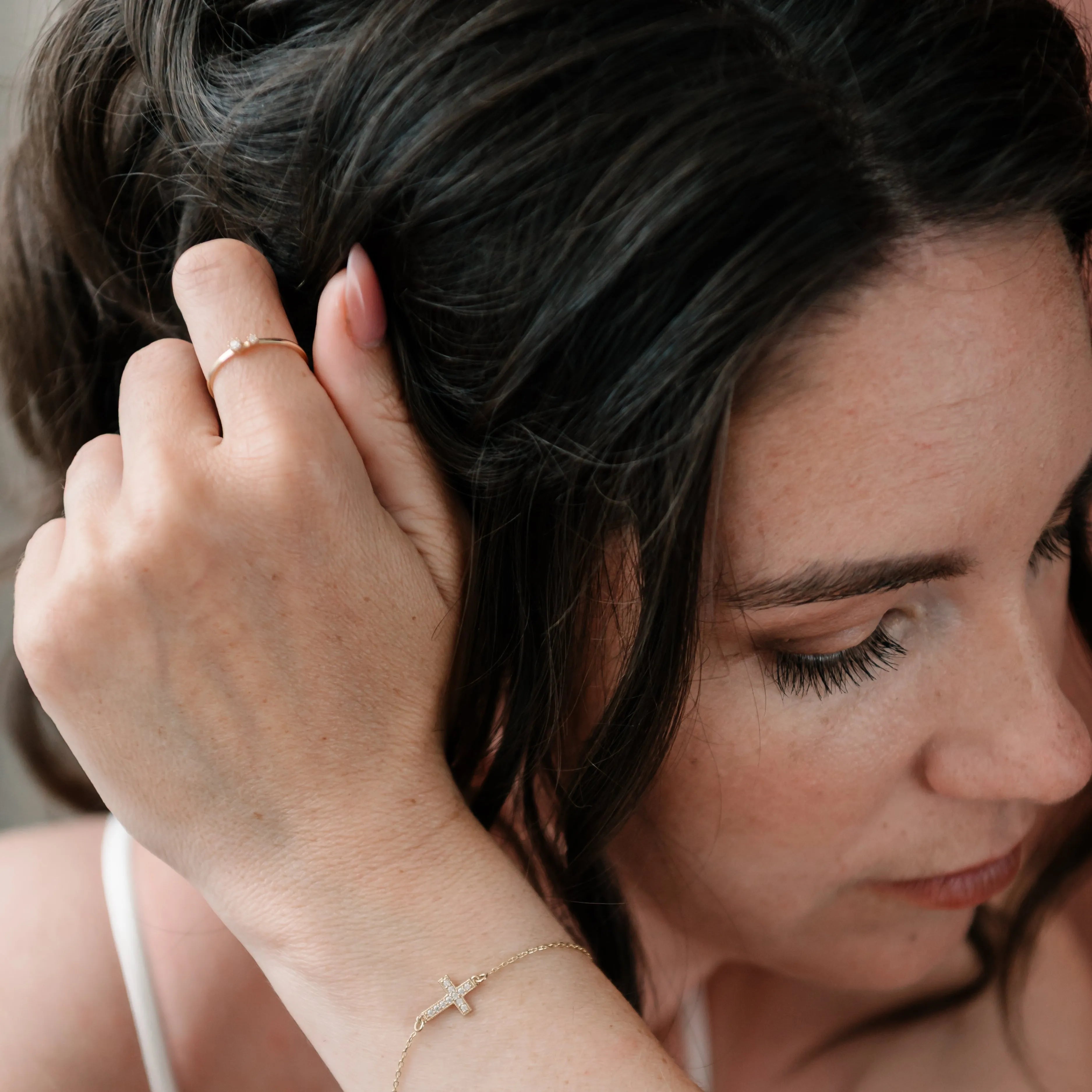 Modelka s jemným zlatým prsteňom so zirkónmi z kolekcie CREYO POETICA.