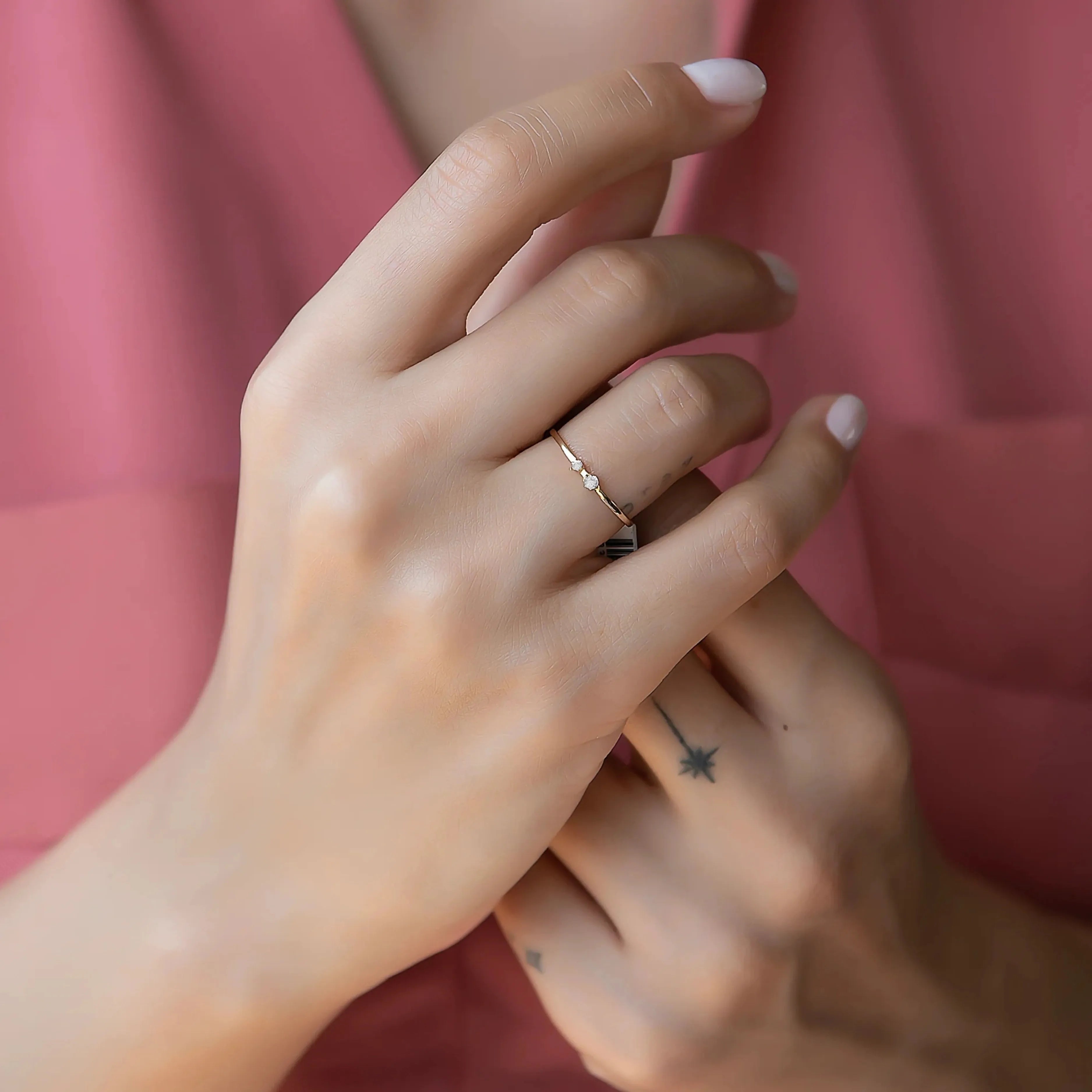 Modelka s jemným zlatým prsteňom so zirkónmi z kolekcie CREYO POETICA.