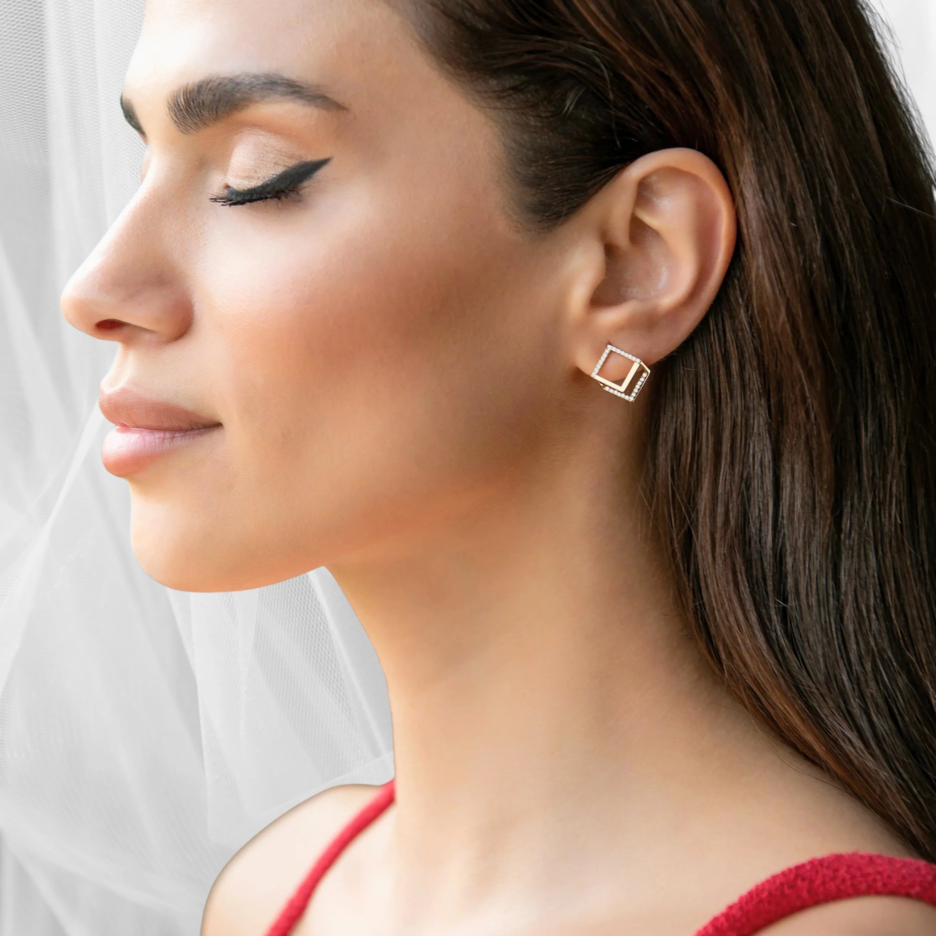 Elegantná žena s náušnicami CREYO GEOMETRIC – moderný a architektonický dizajn