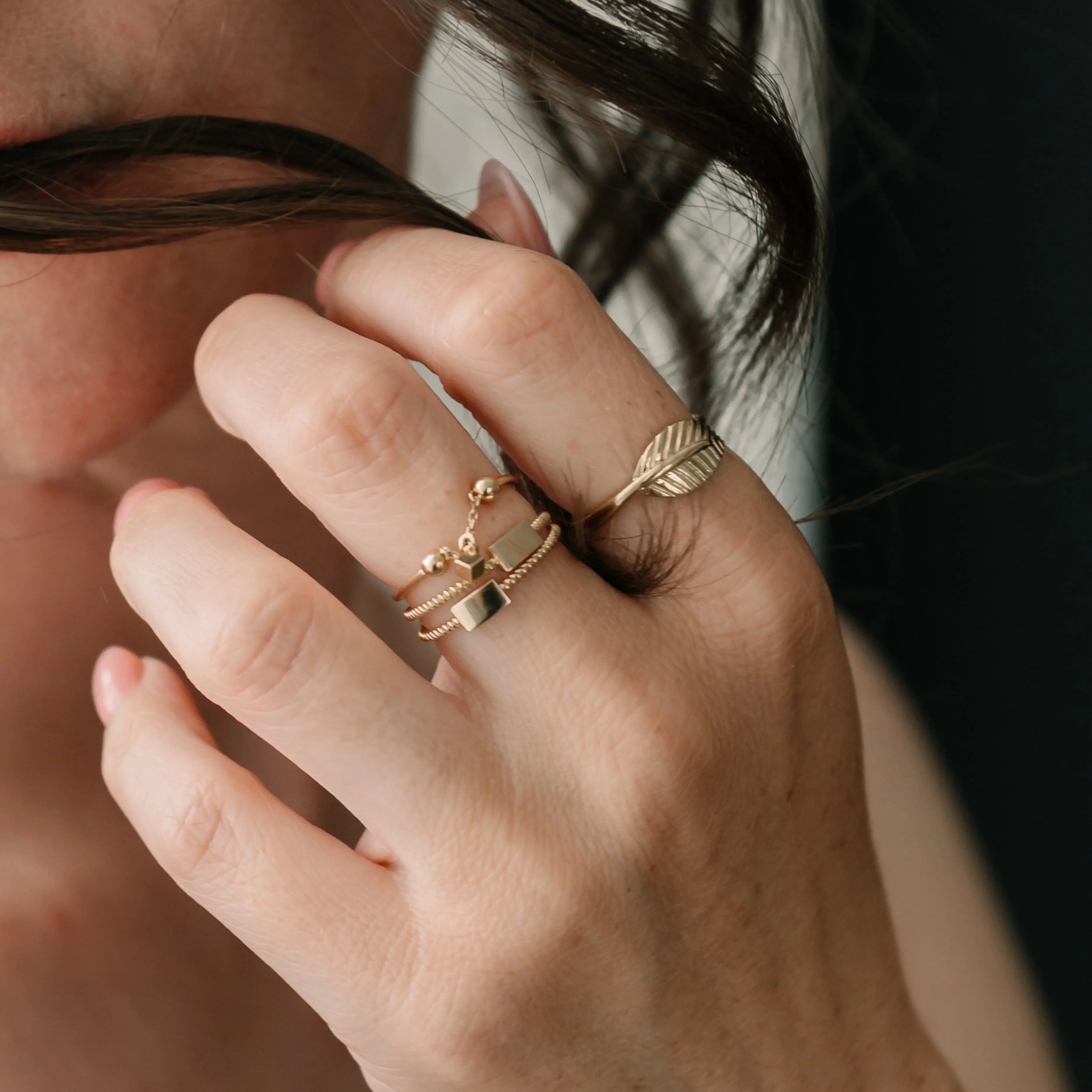 Detail ruky ženy s jemným prsteňom s platničkou – CREYO ESSENCE