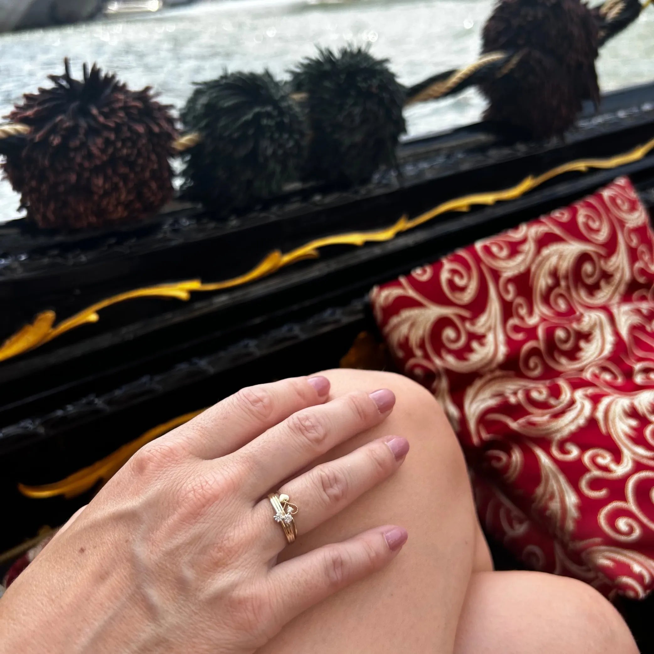 Romantický zlatý prsteň DUO AMOUR s dvojitou obrúčkou a zirkónmi