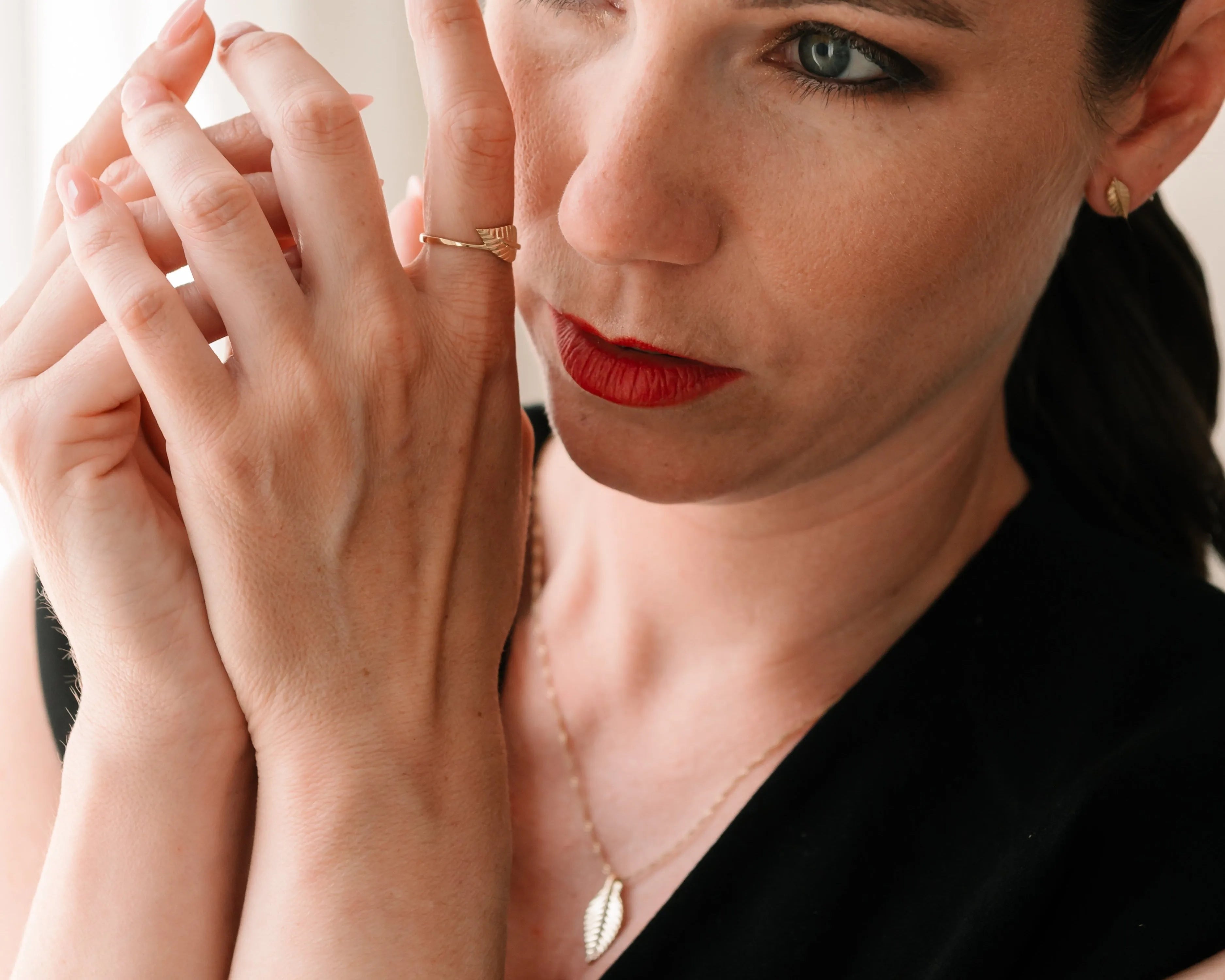 Elegantný styling s príveskom CREYO FOLIA zo zlata