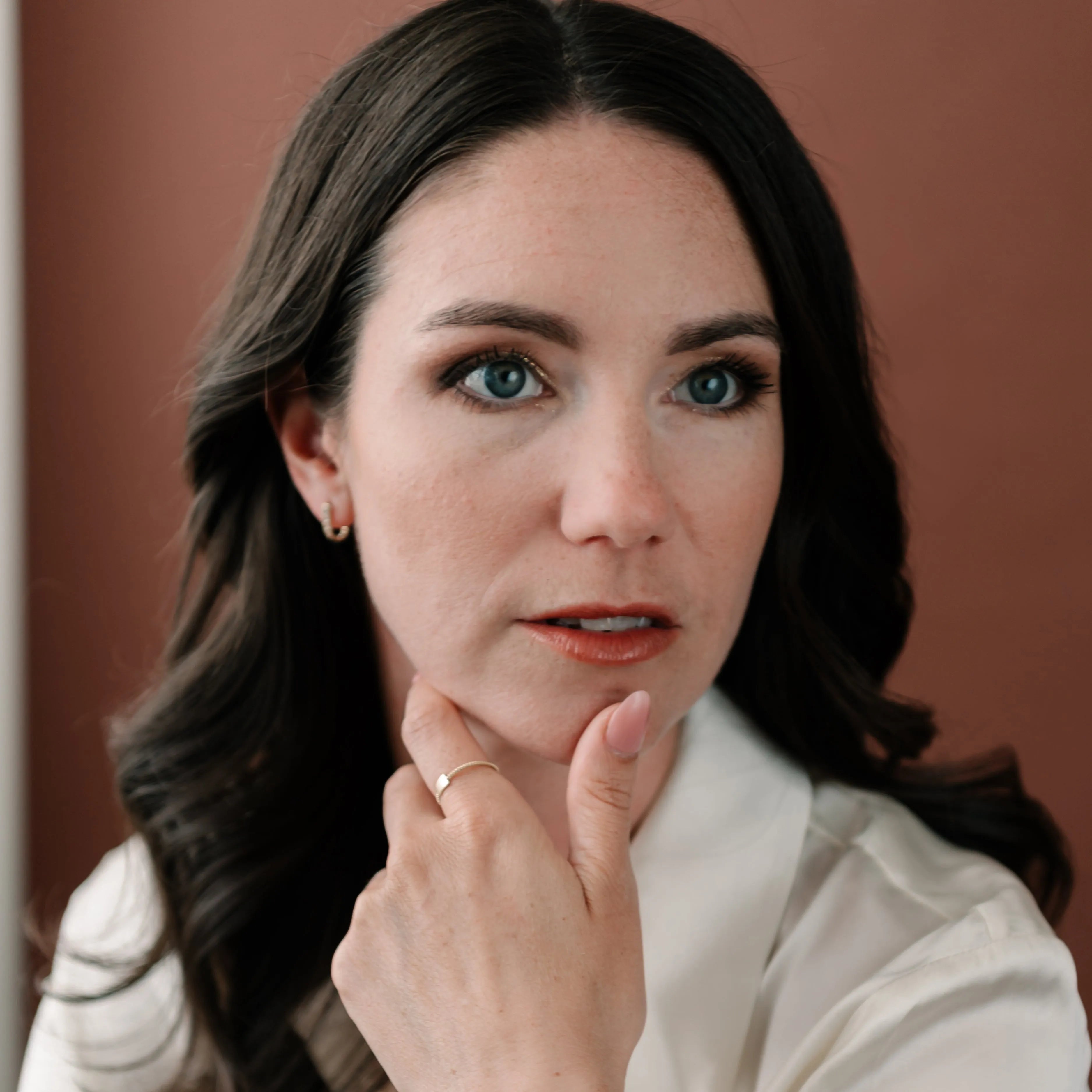 Elegantná žena s jemným zlatým prsteňom – CREYO ESSENCE v každodennom štýle