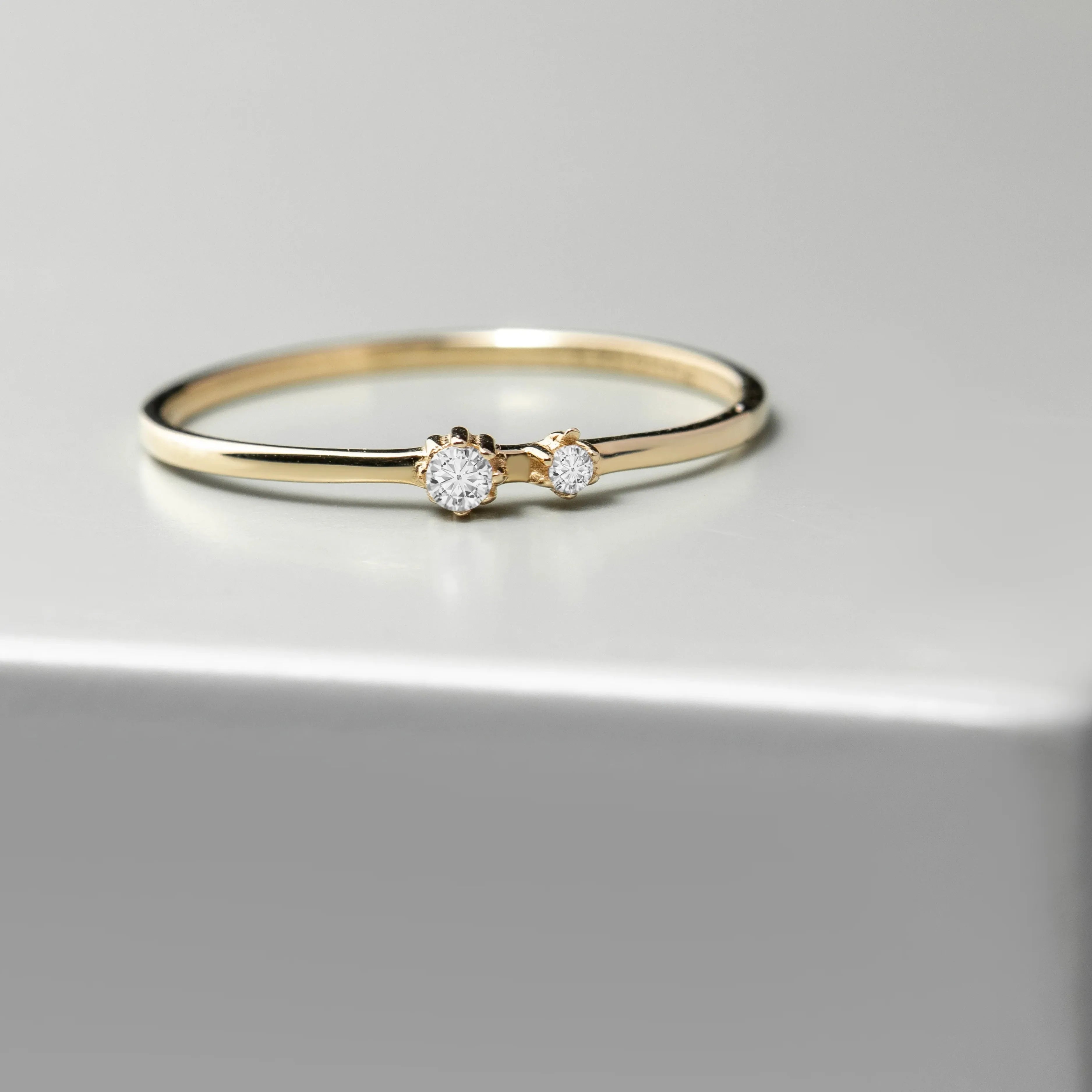 Zlatý prsteň s dvoma drobnými zirkónmi z kolekcie CREYO POETICA – minimalistický dizajn.