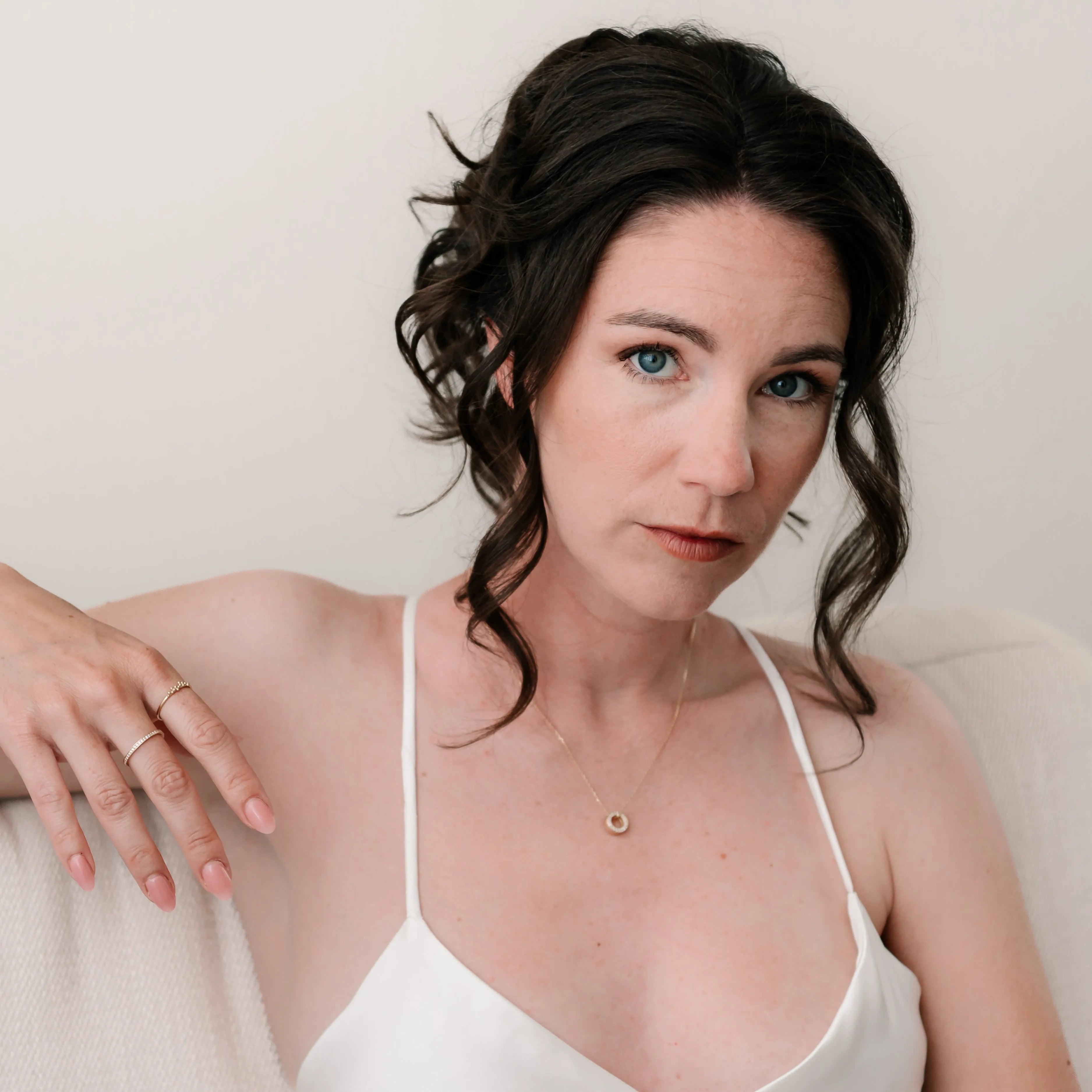 Modelka nosí náhrdelník CREYO AURA s výrazným dizajnom