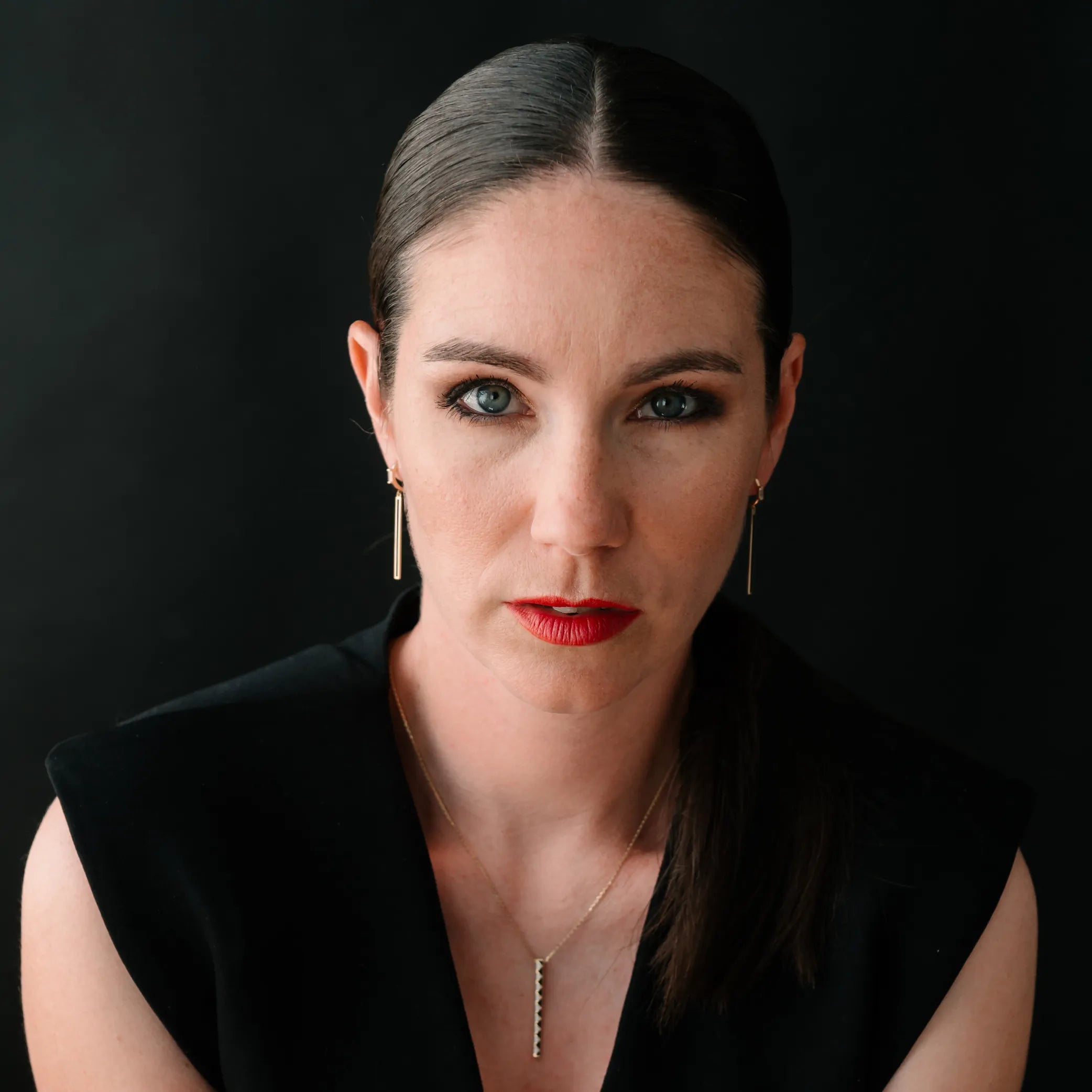 Luxusné visiace náušnice z 14k zlata s čiernym smaltovaným akcentom – kolekcia NOIR live style