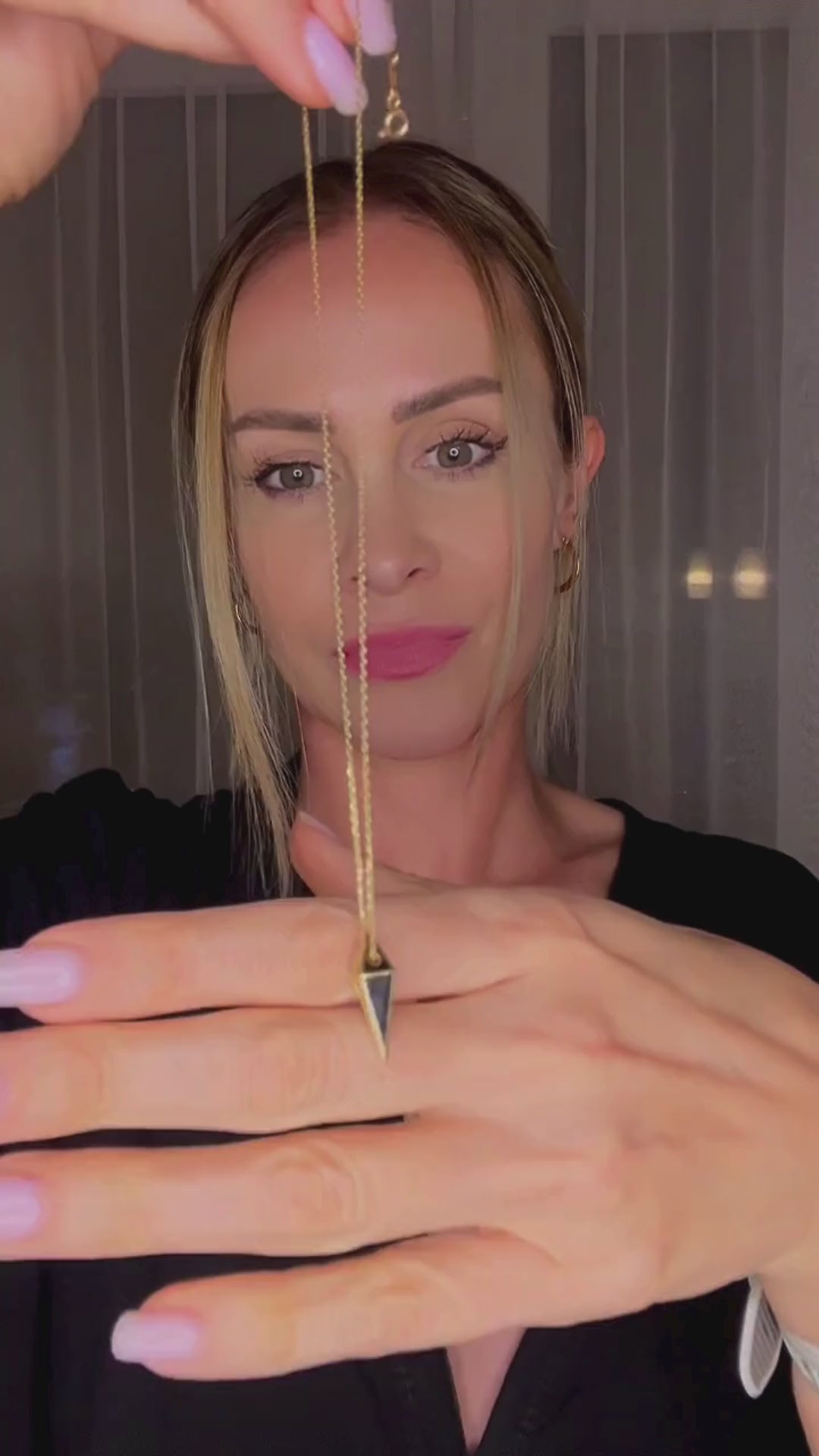 NOIR | Reverzný zlatý náhrdelník s obojstranným príveskom lifestyle ZUZANA