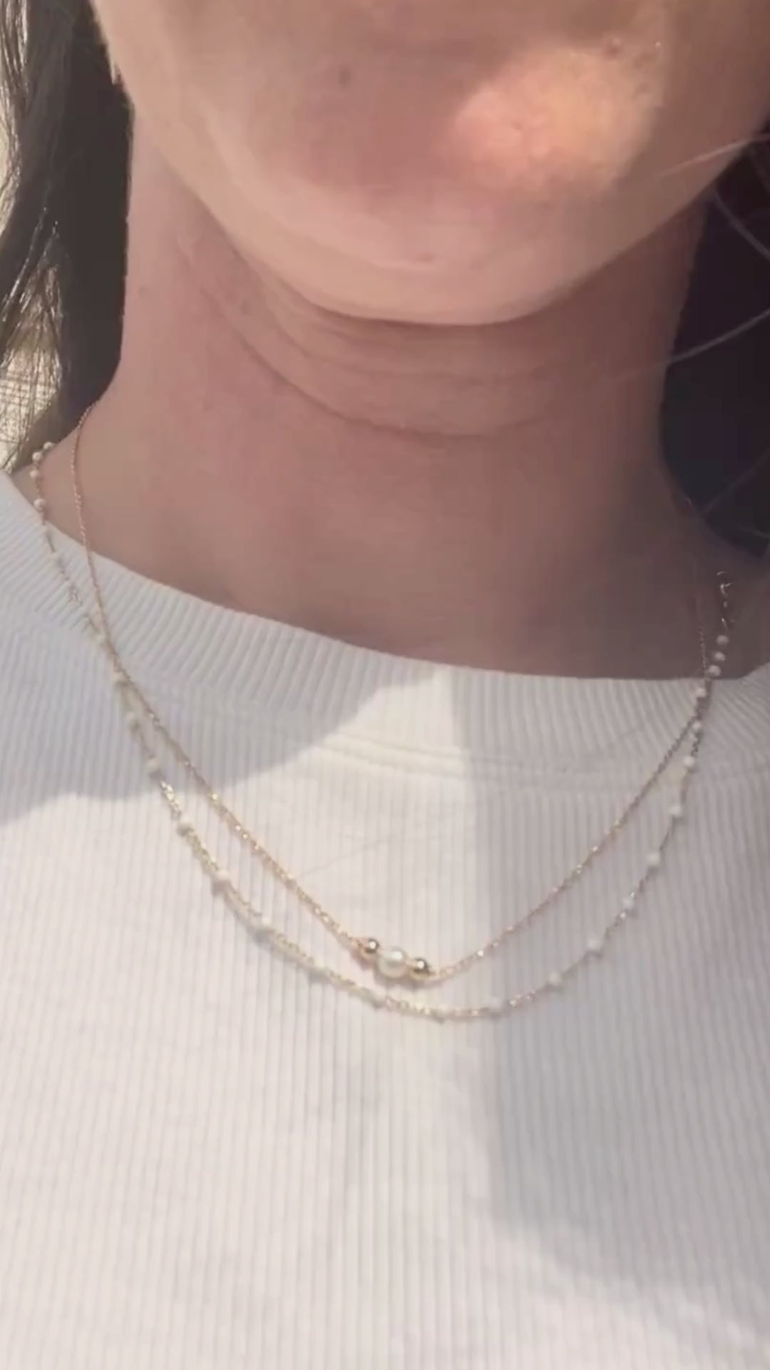 Jemný zlatý náhrdelník s perlou a nastaviteľnou dĺžkou 40 cm a 43 cm - video