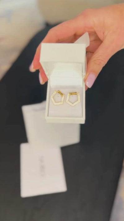 GEOMETRIC PENTAGON | Zlaté päťuholníkové náušnice so zirkónmi. lifestyle ZUZANA