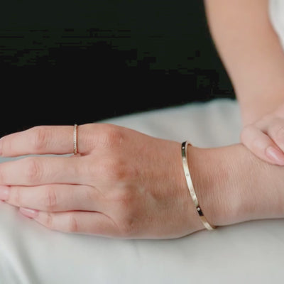 Structura – luxusný bangle náramok z 14K zlata s diamantovým efektom, elegantný nadčasový dizajn