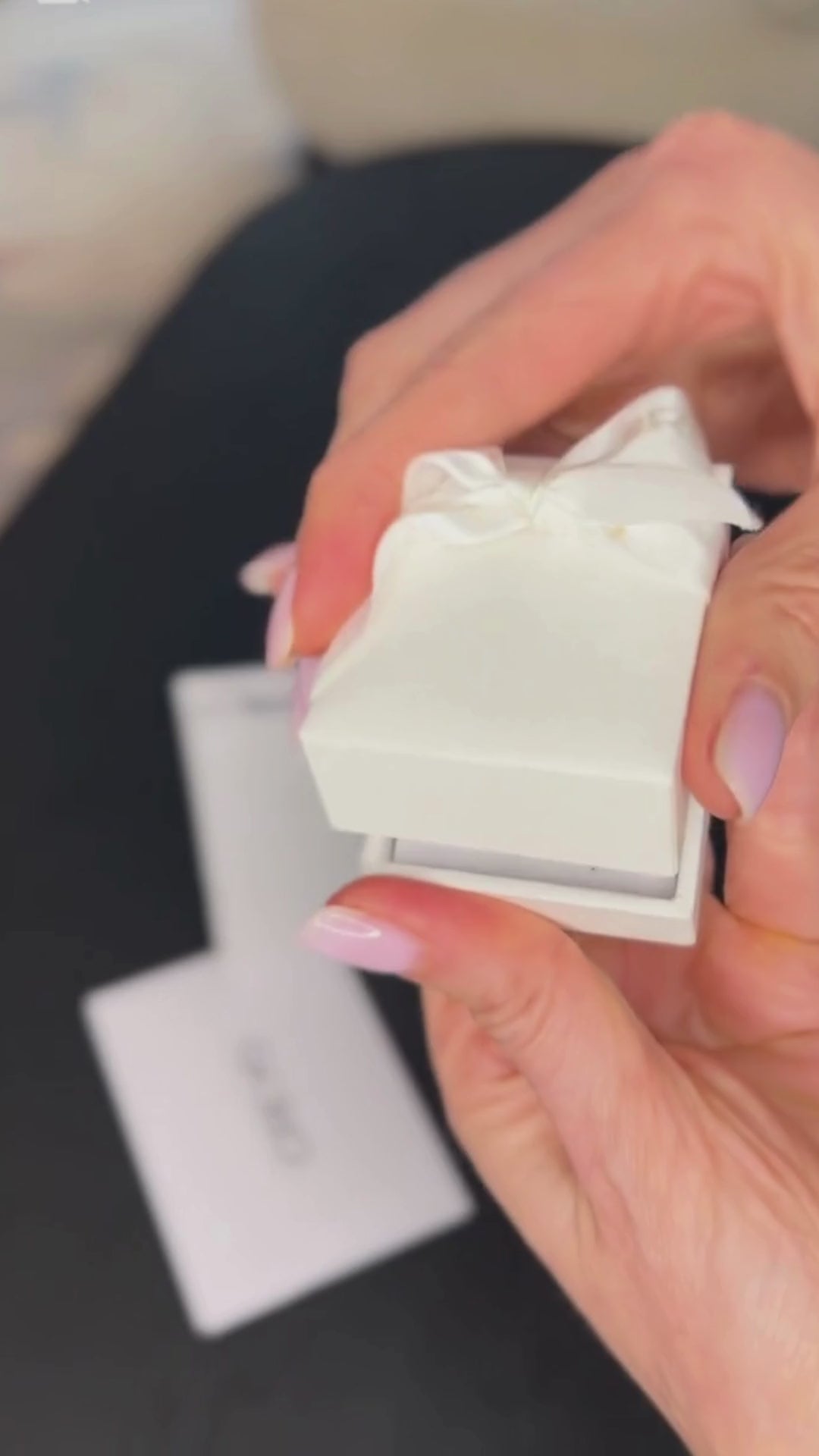 ESSENZA | Jemné kruhové zlaté náušnice so zirkónmi lifestyle ZUZANA