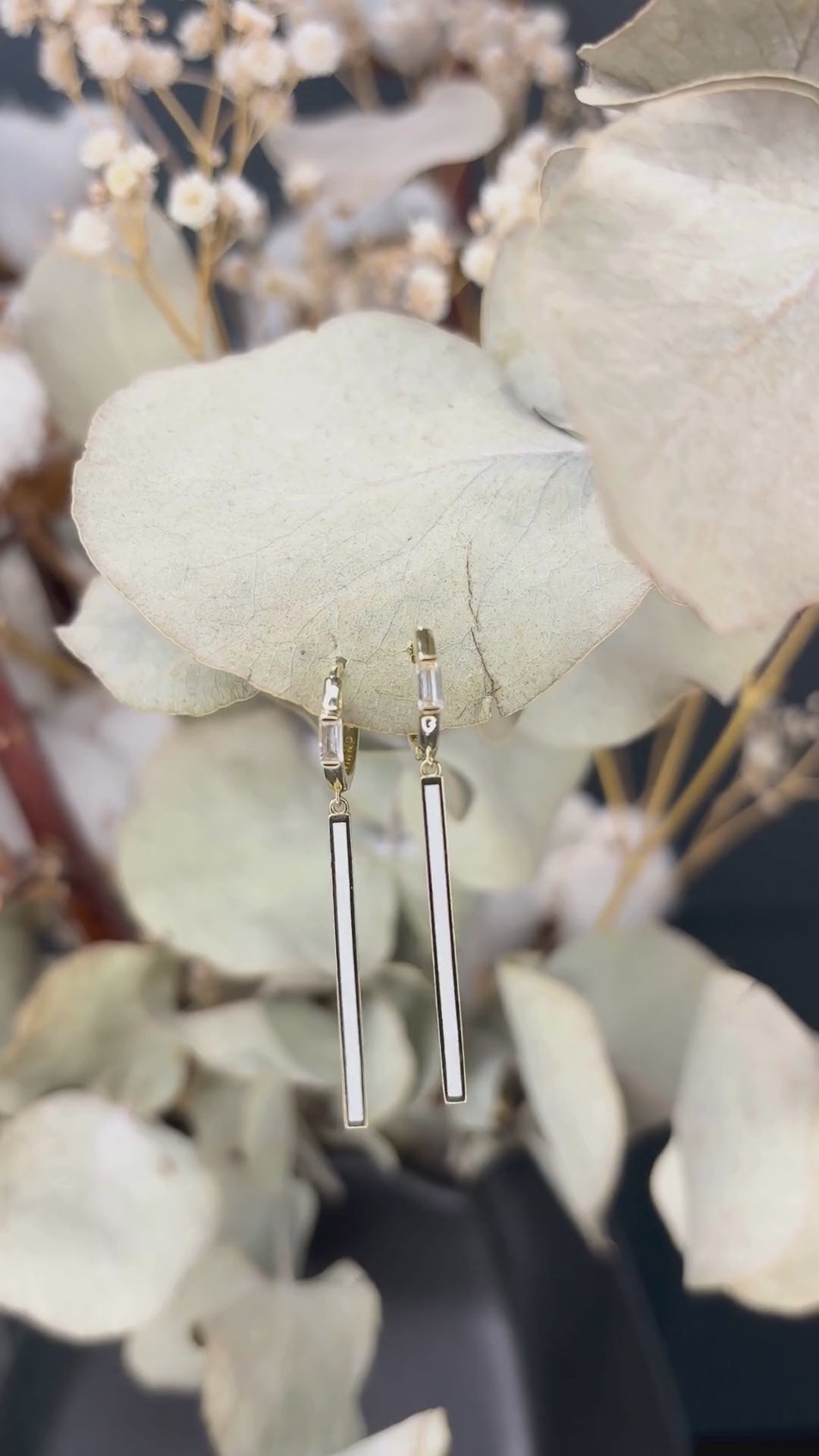 Detail visiaci náušníc CREYO ARIA z 14k zlata – elegantný minimalistický dizajn video