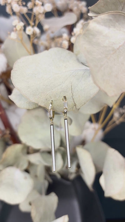 Detail visiaci náušníc CREYO ARIA z 14k zlata – elegantný minimalistický dizajn video