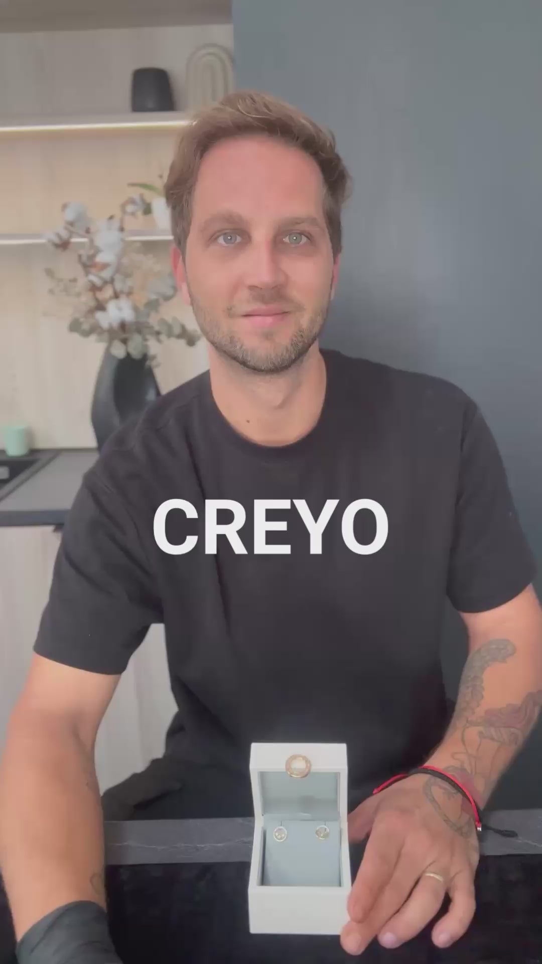 Video detailne zobrazuje napichovacie náušnice CREYO BLOOM zo 14K žltého zlata zdobené drobnými kvetmi a lesklými zirkónmi v elegantnom polkruhu. Zábery ukazujú jemný romantický dizajn, vysoký lesk a precízne remeselné spracovanie ideálne na každodenné nosenie.