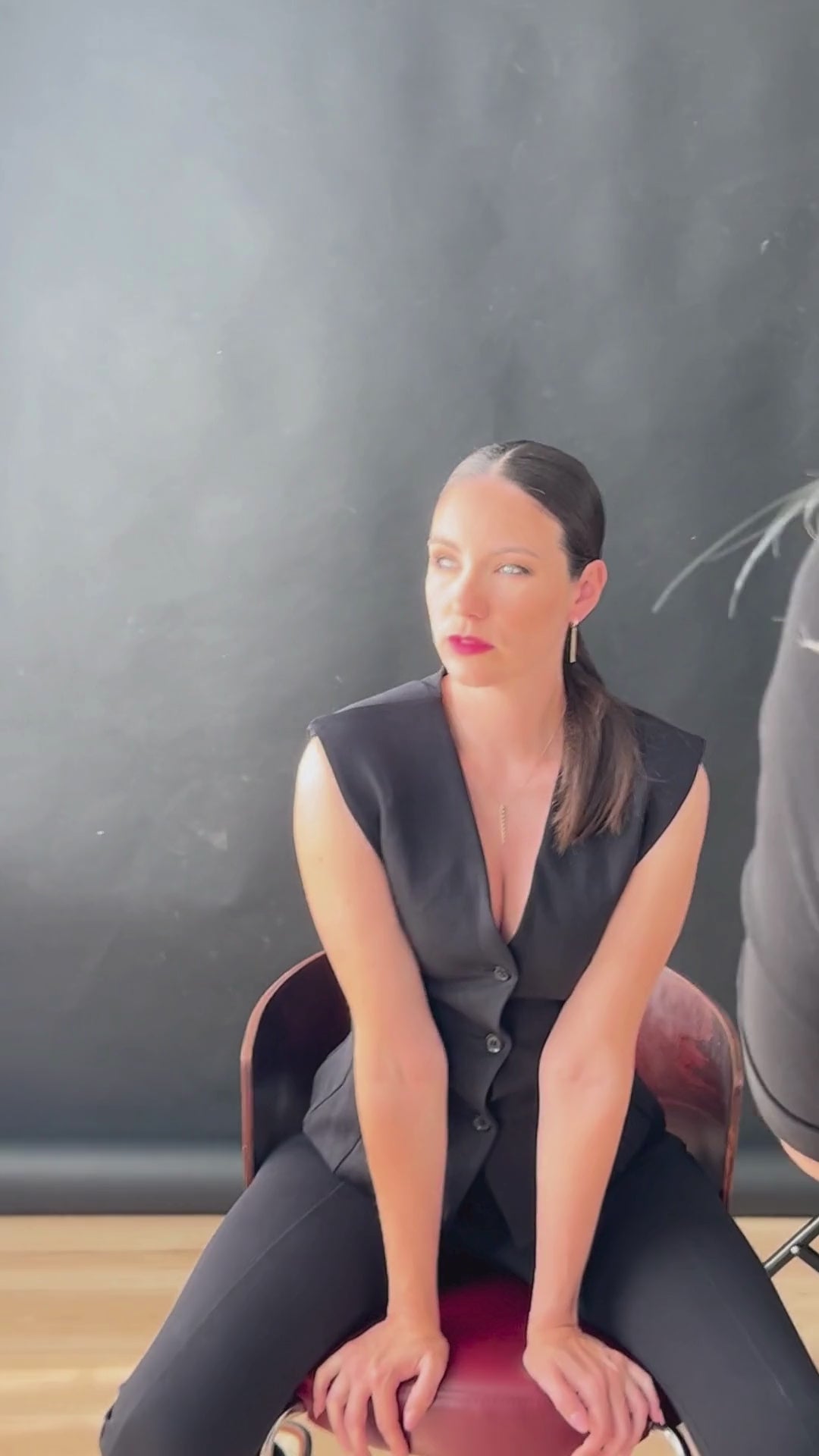 Luxusné visiace náušnice z 14k zlata s čiernym smaltovaným akcentom – kolekcia NOIR video 2