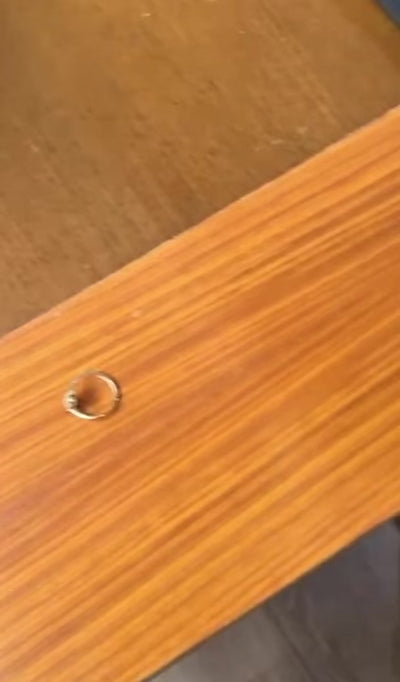 Video detailne zobrazuje napichovacie náušnice CREYO LUMEN zo 14K žltého zlata s tvarom gotického chrámového okna. Zábery ukazujú zelený enamel uložený v zlatej mriežke, doplnený drobným čírym zirkónom v hornej časti. Náušnice pôsobia elegantne, architektonicky a symbolizujú svetlo a vnútornú silu.