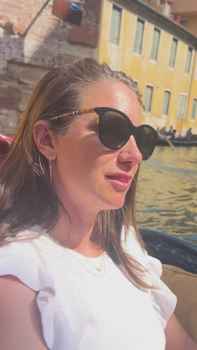 ARIA | Zlaté visiace náušnice s bielym detailom-Video2