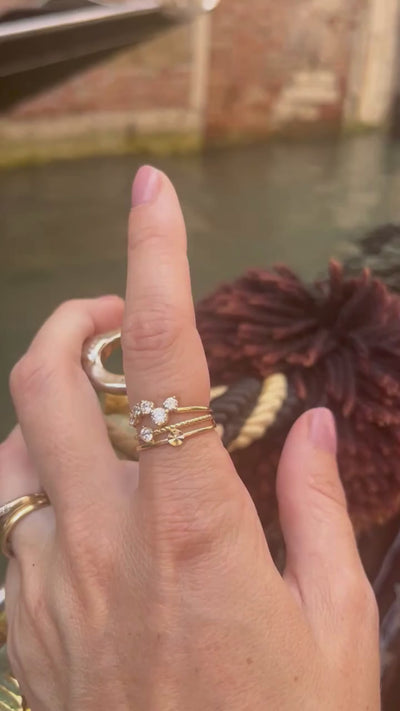 Prsteň DIVINA zo 14K zlata na ruke – elegantný detail -video 