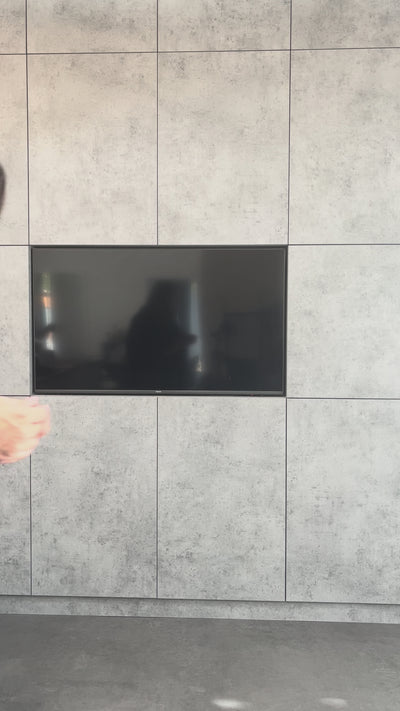 Video detailne zobrazuje dámsky zlatý náramok CREYO FLORÉ zo 14K žltého zlata s jemnou dvojitou retiazkou a tromi štvorlístkami osadenými čírymi zirkónmi. Zábery ukazujú elegantný trblietavý dizajn, nastaviteľnú dĺžku a precízne remeselné spracovanie.