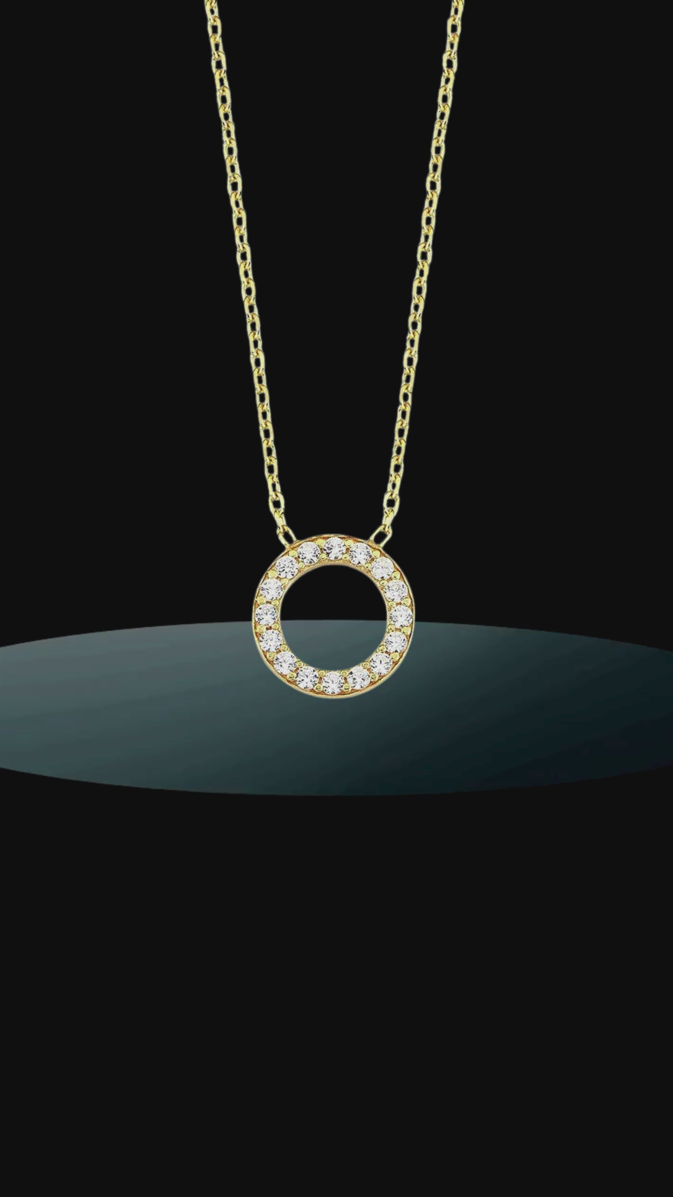 Video zlatého náhrdelníka CREYO s jemným kruhovým príveskom a zirkónmi – luxusný šperk v 14-karátovom zlate.